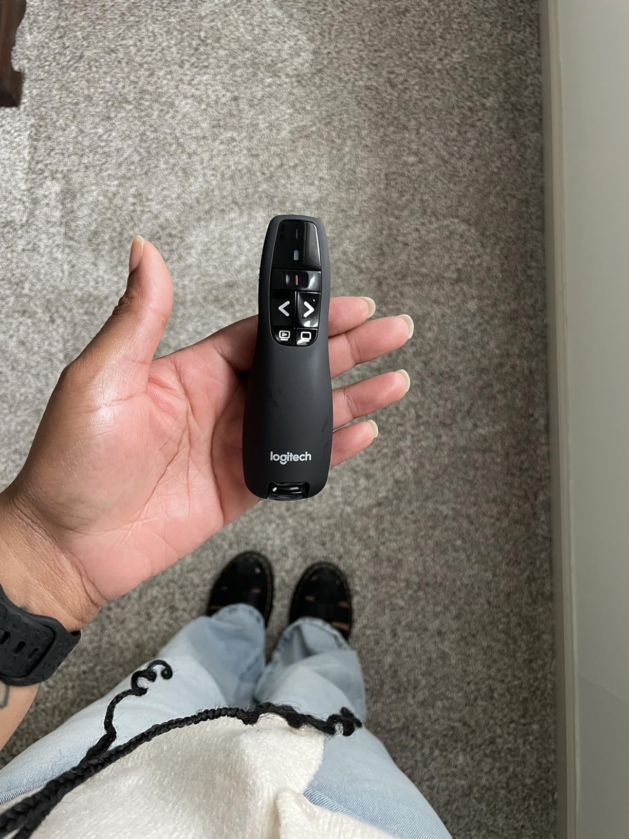 Logitech Wireless Presenter R800 PowerPoint Clicker with Green Laser | PowerPoint remote control, ideal for slideshows customer photo 1