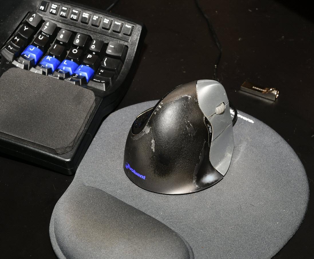 Evoluent – World's Original Vertical Mouse, Wired Ergonomic Mouse for Right Hand, Medium to Large, Helps with Carpal Tunnel and Wrist Strain, Customizable 6 Buttons, 4 Speed Settings, Comfortable Grip customer photo 1