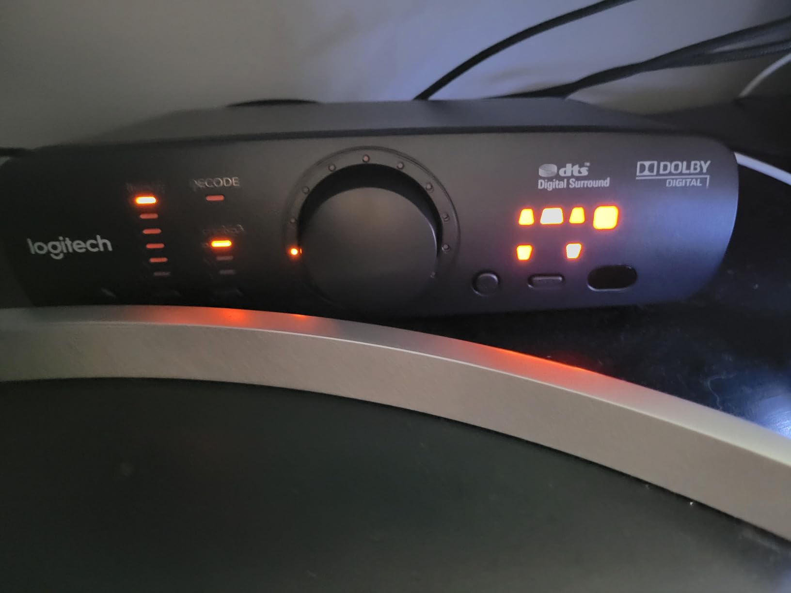 Logitech Z906 5.1 Surround Sound Speaker THX Dolby DTS - Black customer photo 1
