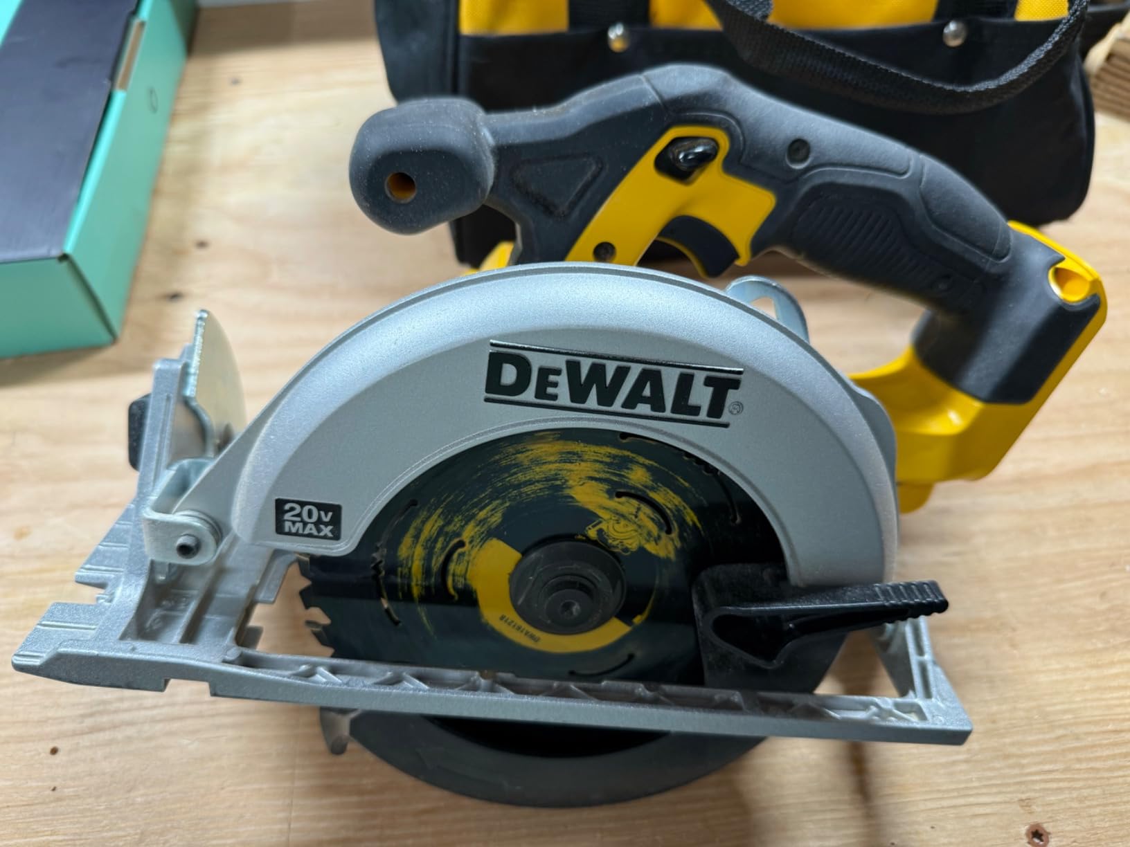 DEWALT 20V MAX Circular Saw, Cordless Sidewinder Style Portable, 6-1/2-Inch Blade, 5150 RPM, 0-50 Degree Bevel Capability, Battery Not Included (DCS391B) customer photo 1