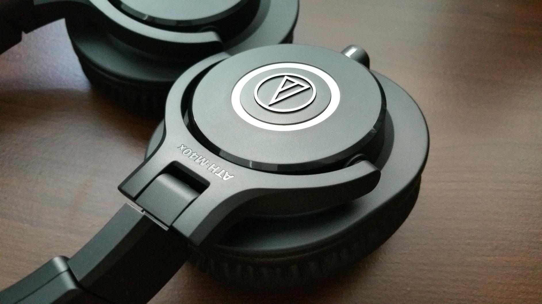 Audio-Technica ATH-M40x Professional Studio Monitor Headphone, Black, with Cutting Edge Engineering, 90 Degree Swiveling Earcups, Pro-Grade Earpads/Headband, Detachable Cables Included customer photo 1