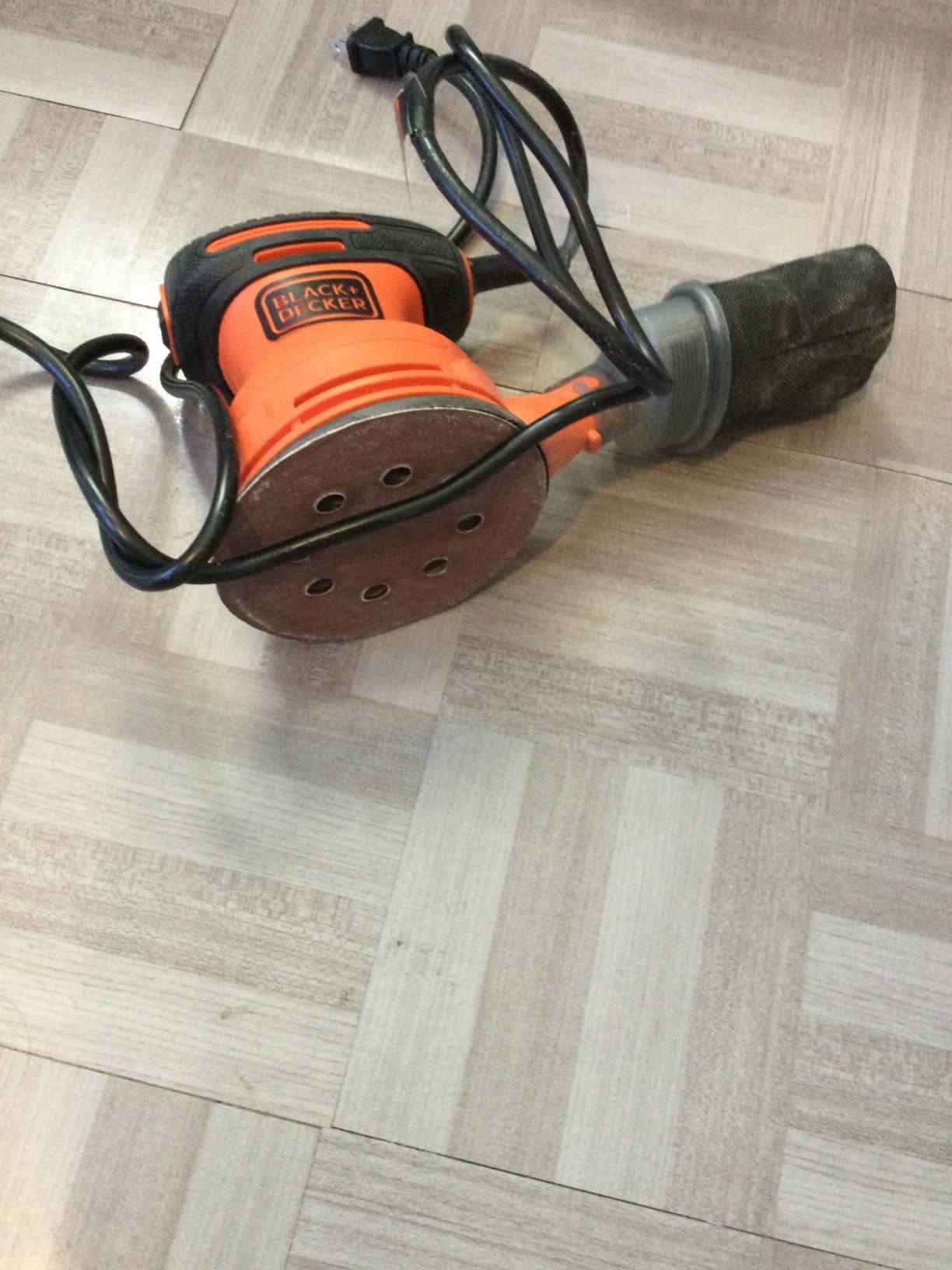 BLACK+DECKER Orbital Sander, 5 Inch, 2.0 Amp, 12000 OPM, Corded, 1 Sandpaper Sheet and Dust Bag Included (BDERO100) customer photo 2