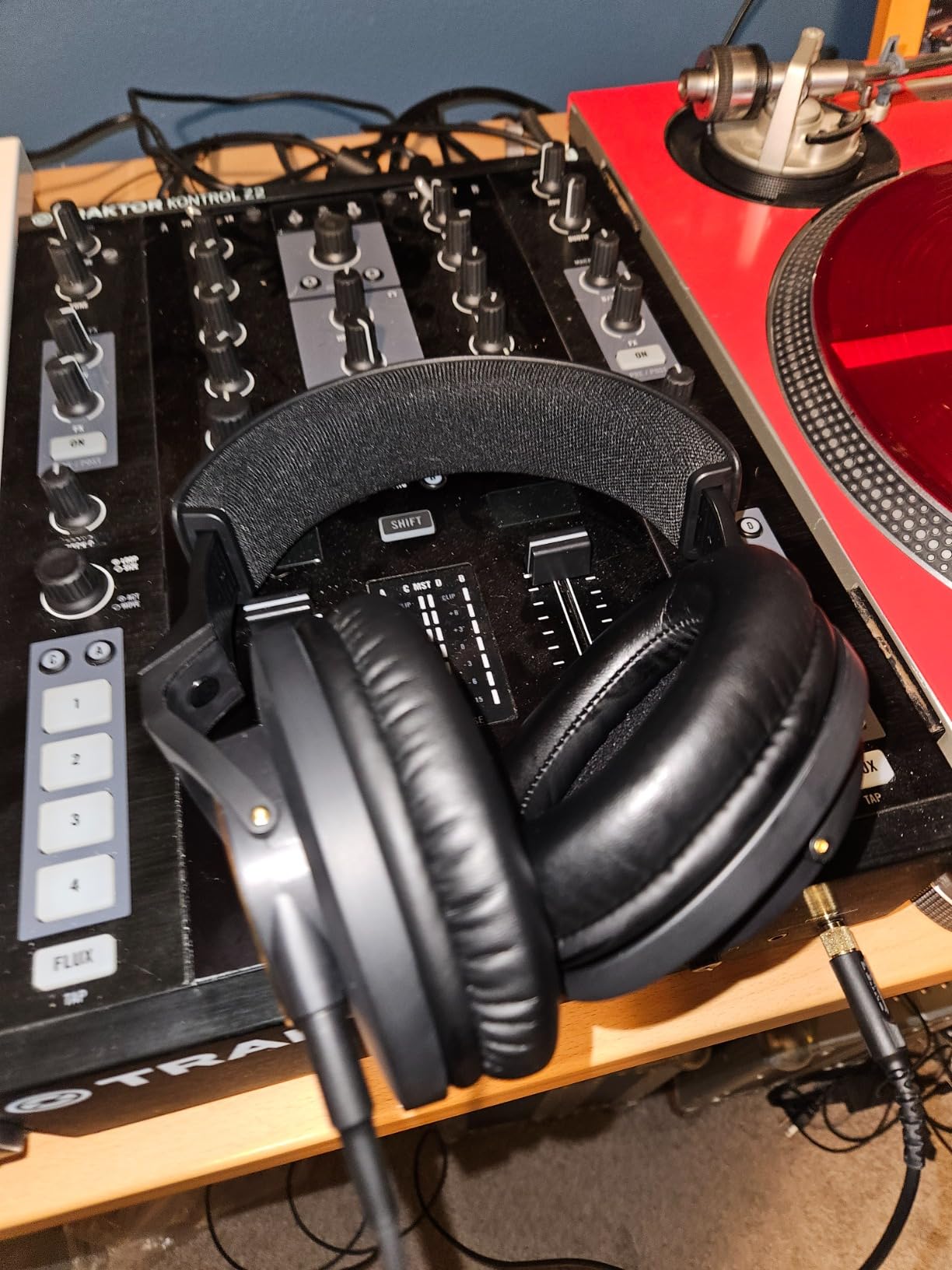 Shure SRH840A Over-Ear Wired Studio Monitoring Headphones customer photo 2