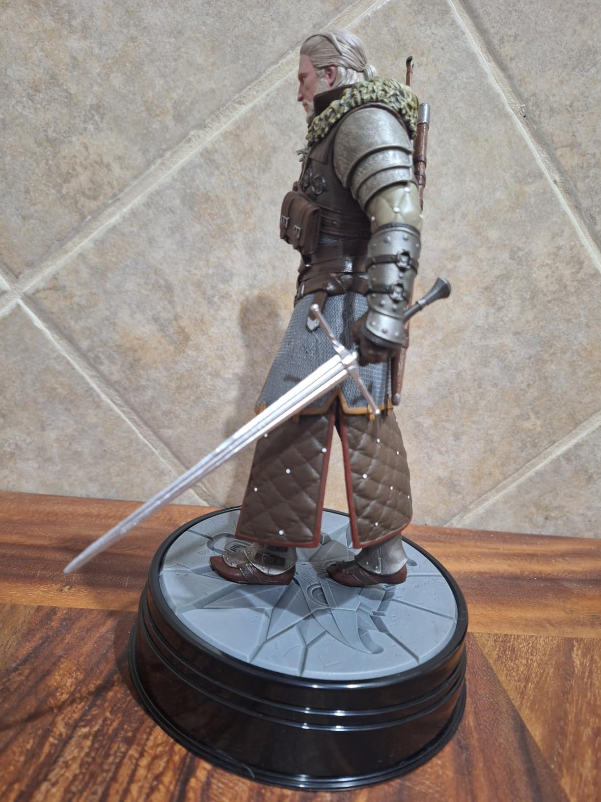 Dark Horse Deluxe The Witcher 3: Wild Hunt: Geralt Grandmaster Ursine Figure customer photo 1