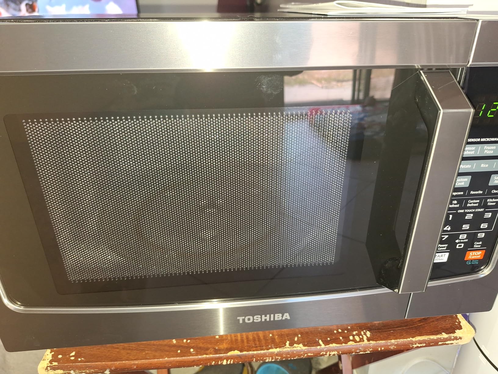 TOSHIBA Countertop Microwave Oven, 1.2 Cu.Ft, 1000W, Black customer photo 1
