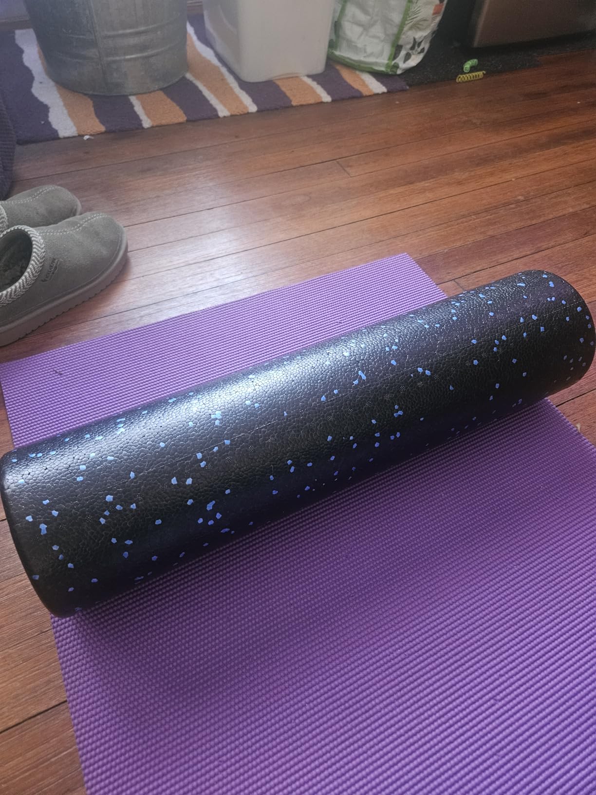 Amazon Basics High Density Foam Roller for Exercise and Recovery, 24 Inches, Blue Speckled customer photo 2