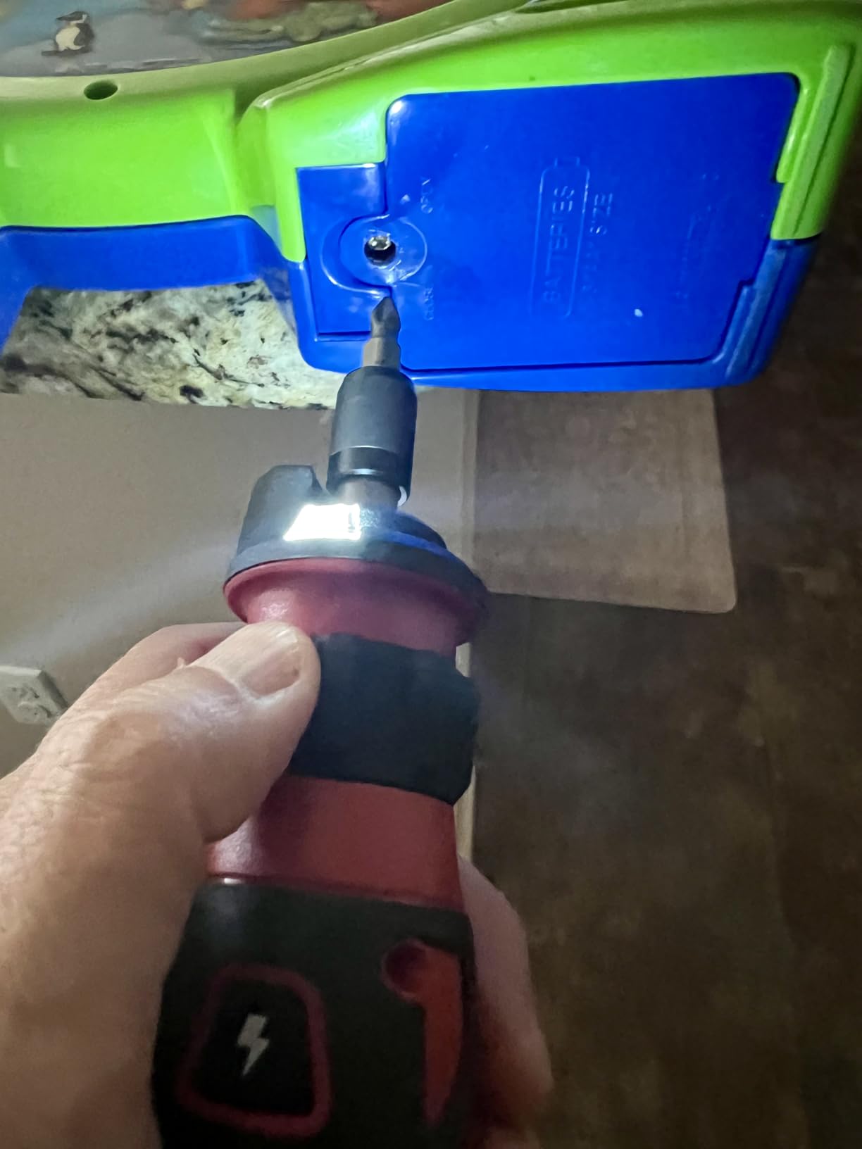 SKIL Rechargeable 4V Cordless Screwdriver with Circuit Sensor Technology, Includes 9pcs Bit, 1pc Bit Holder, USB Charging Cable - SD561201, Red customer photo 2