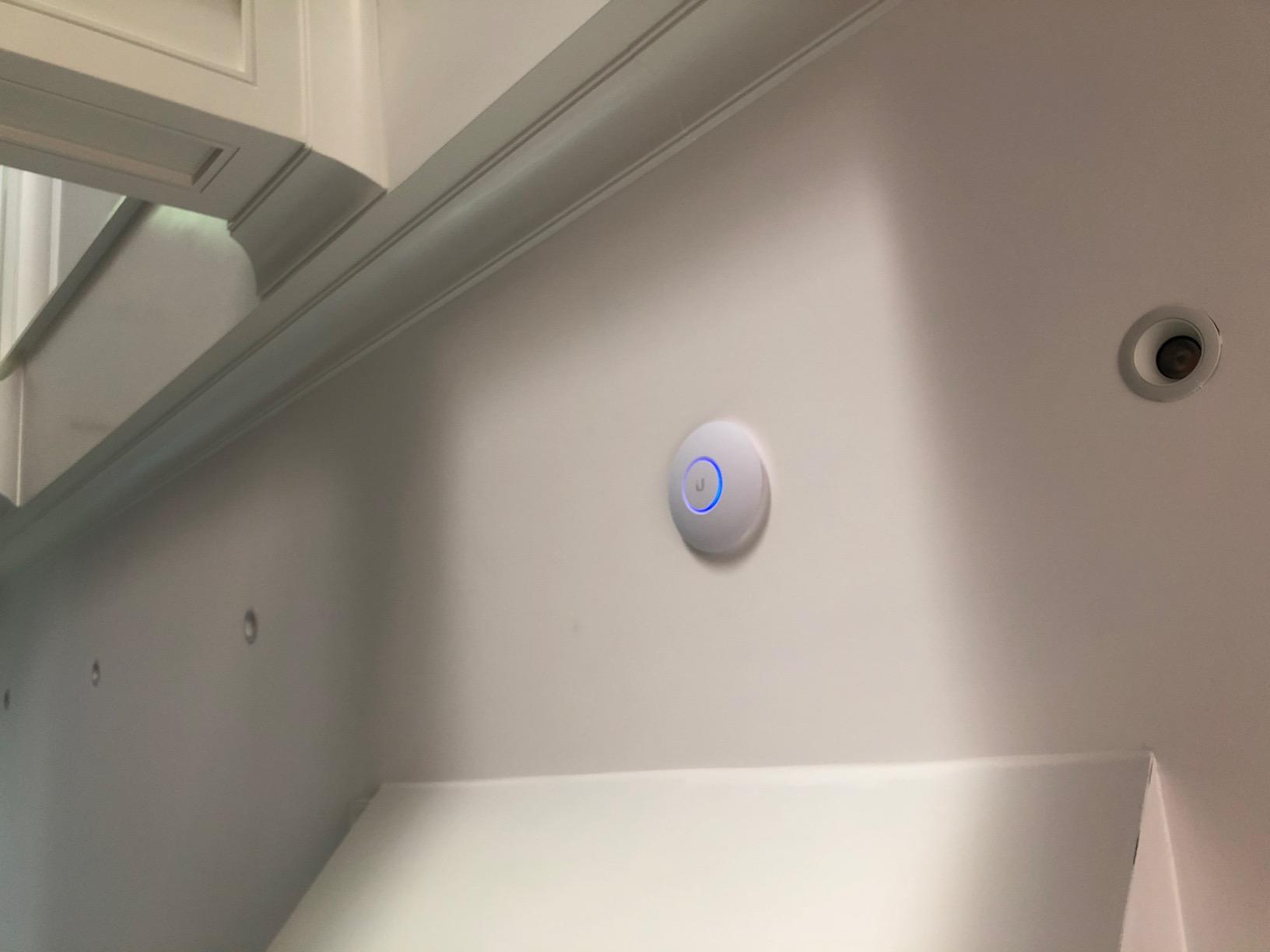 Ubiquiti UniFi nanoHD Compact 802.11ac Wave2 MU-MIMO Enterprise Access Point ( UAP-NANOHD-US) customer photo 2