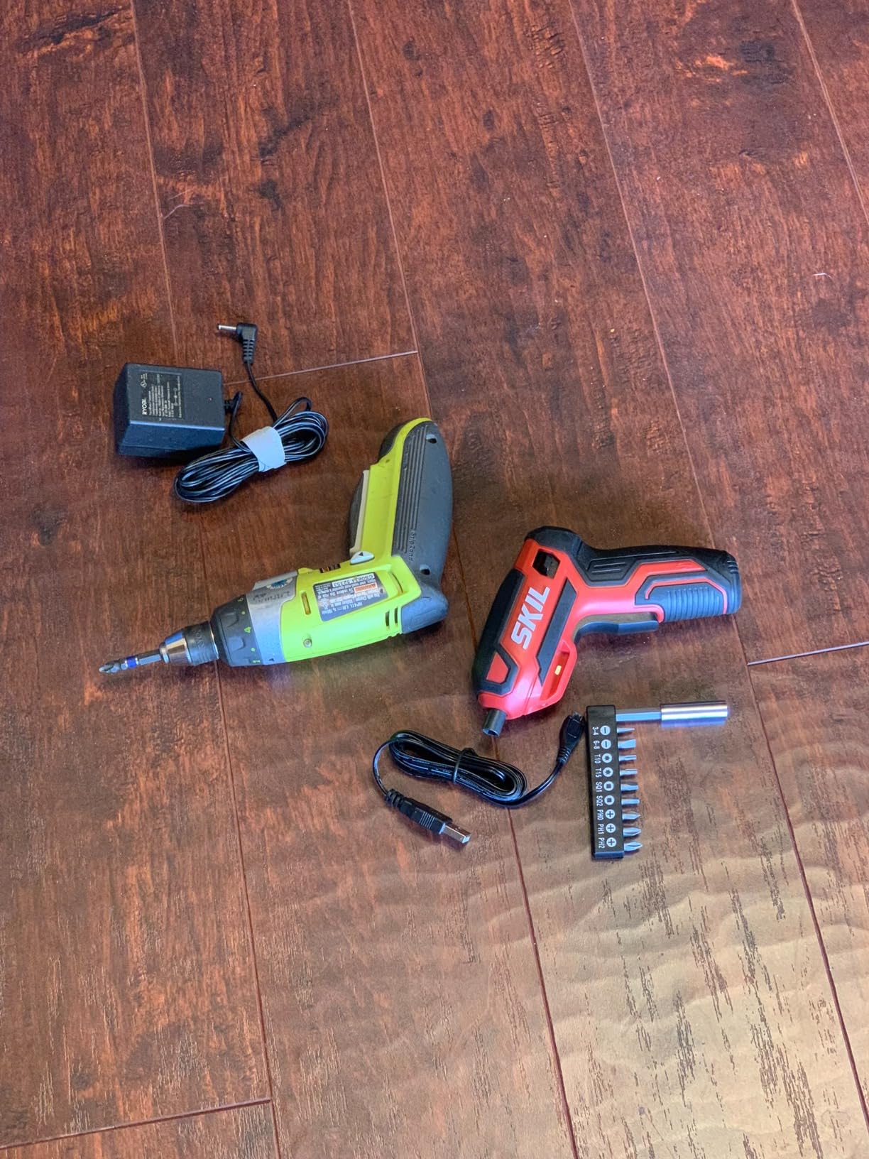 SKIL Rechargeable 4V Cordless Screwdriver Includes 9pcs Bit, 1pc Bit Holder, USB Charging Cable - SD561801 customer photo 1