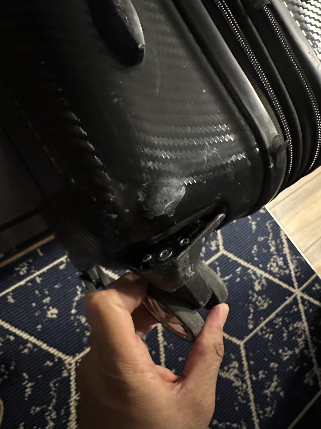 Amazon Basics 30-Inch Hardside Checked Spinner Luggage With TSA Lock, Lightweight Expandable Suitcase, Scratch-Resistant Surface, 8 Multi-directional Wheels, Black customer photo 1