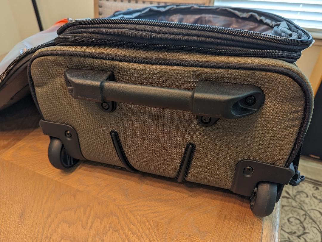 Travelpro Bold Softside Checked Rollaboard, Olive/Black, 25-Inch customer photo 2