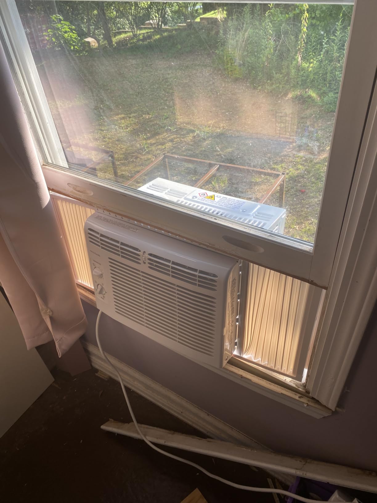 Frigidaire 5,000 BTU Window-Mounted Air Conditioner, Cools Up to 150 Sq. Ft., Quiet Operation, Effortless Temperature Control, 2 Fan Speeds, Auto Restart, White customer photo 2