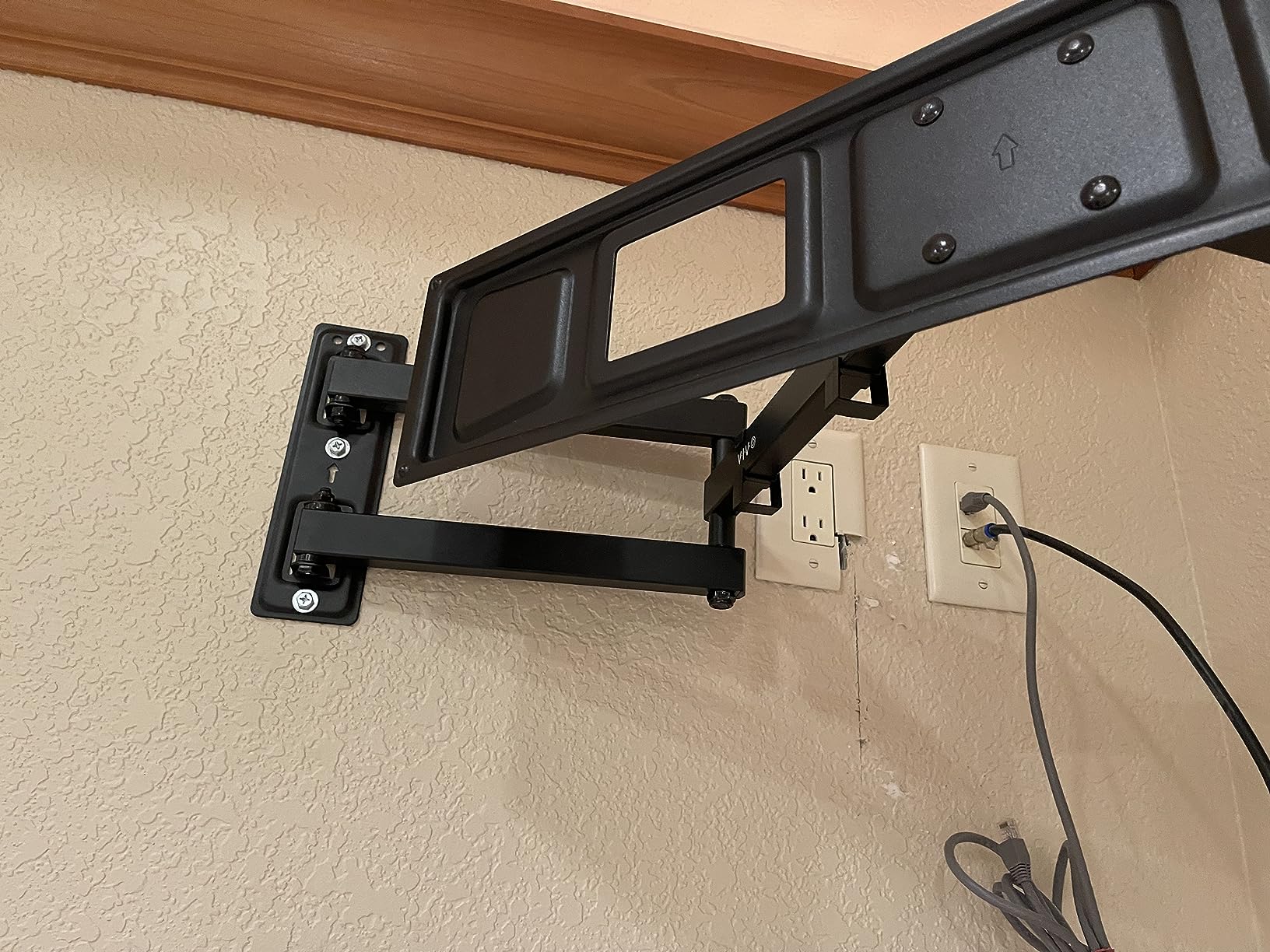 VIVO Black Corner TV Wall Mount for 37-70 in Flat Screens, MOUNT-CR70C customer photo 1