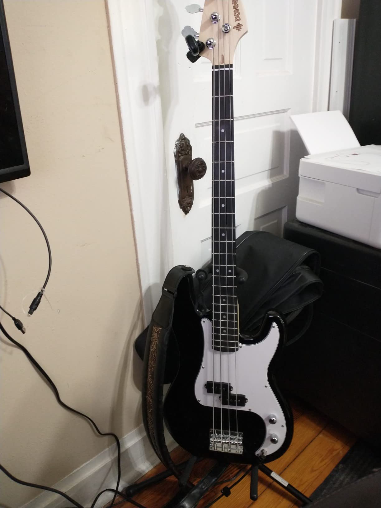 Donner Electric Bass 4 Strings Full-Size Guitar Kit PB-Style (Black) customer photo 1