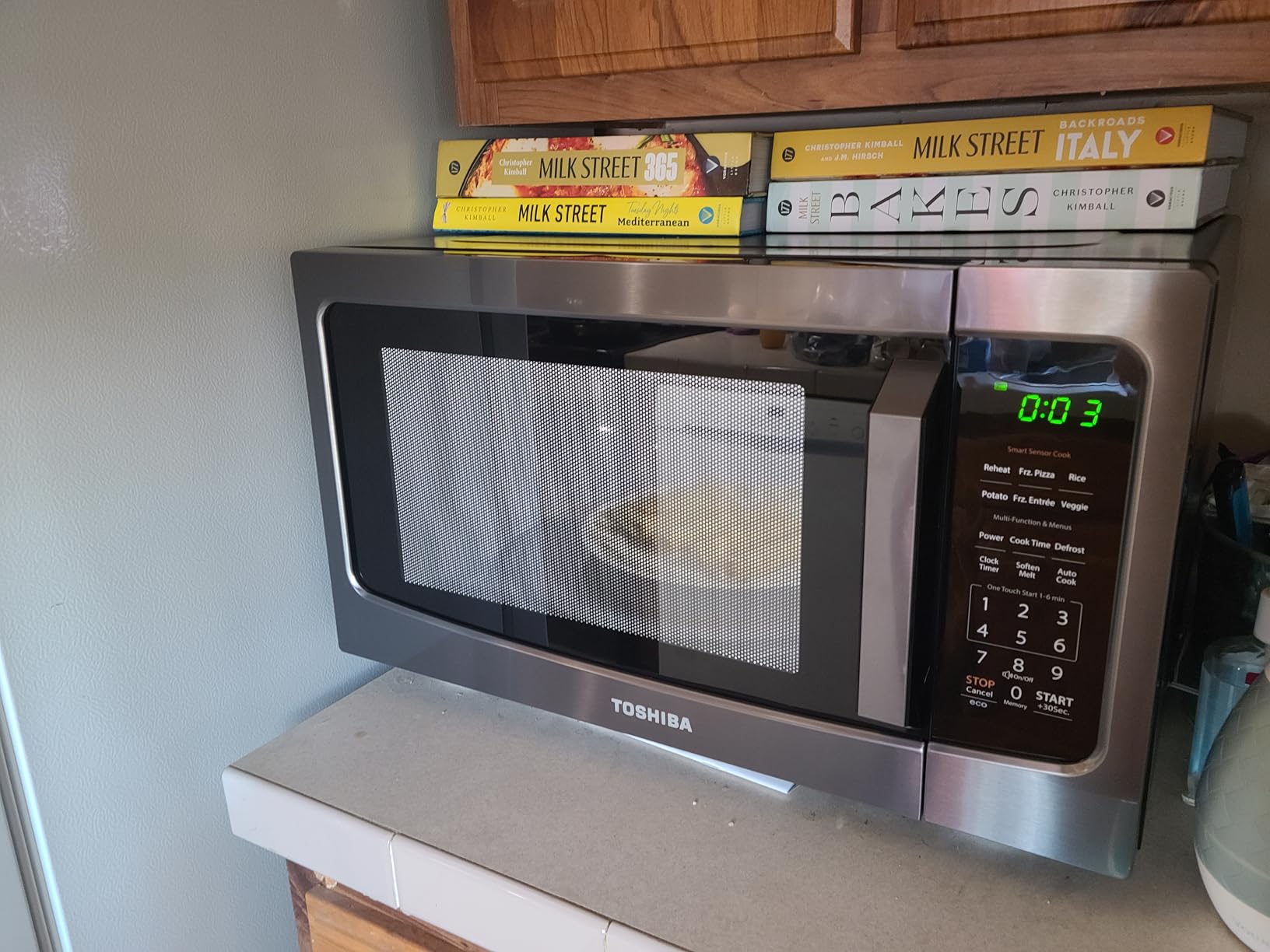 TOSHIBA Microwave Oven with Smart Sensor, 1.6 Cu.Ft, 1200W customer photo 2