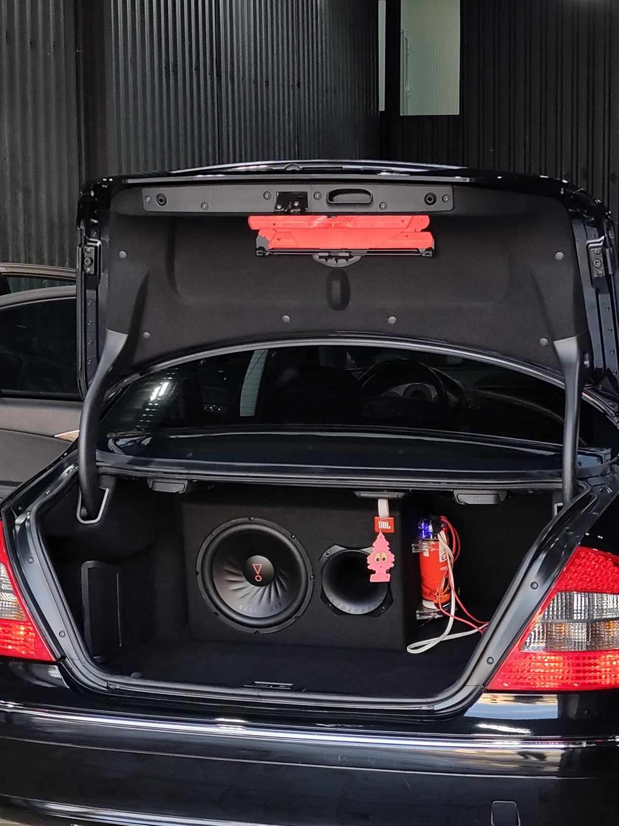 JBL SUBBP12AM - 12” amplified 12” Subwoofer with Sub Level Control, Black customer photo 1