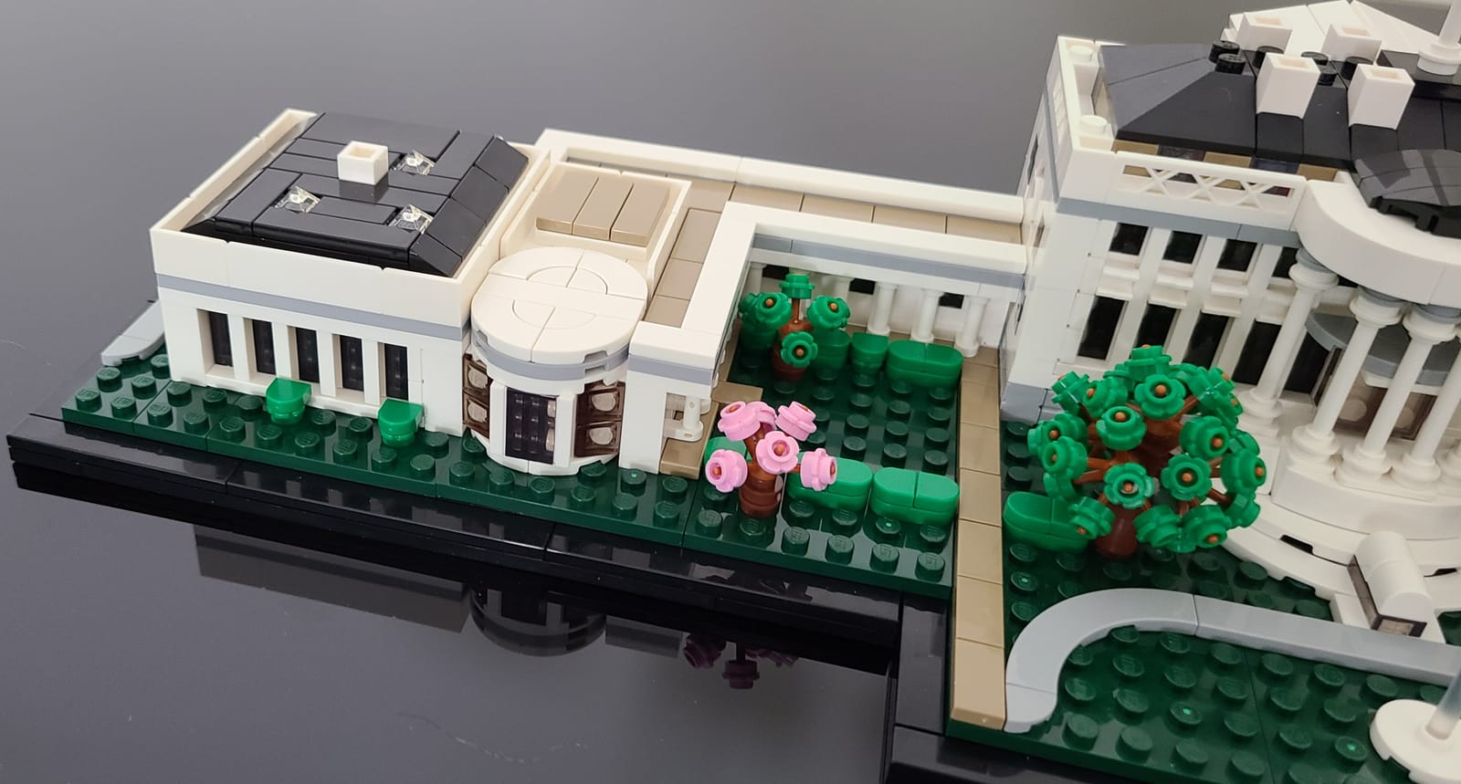 LEGO Architecture Collection: The White House 21054 - Model Building Kit, Creative Set for Adults and Teens, Energizing DIY Project, Iconic Presidential Office, Great Collectible Gift for Father's Day customer photo 2
