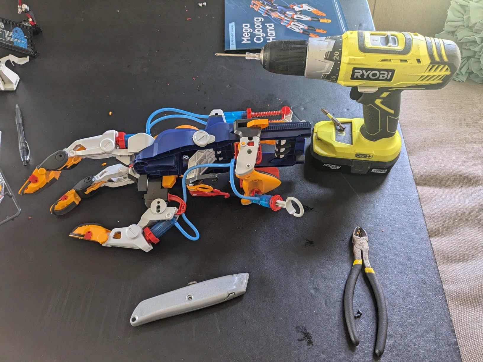 Thames & Kosmos Mega Cyborg Hand STEM Experiment Kit | Build Your Own GIANT Hydraulic Amazing Gripping Capabilities Adjustable for Different Sizes Learn Pneumatic Systems customer photo 1