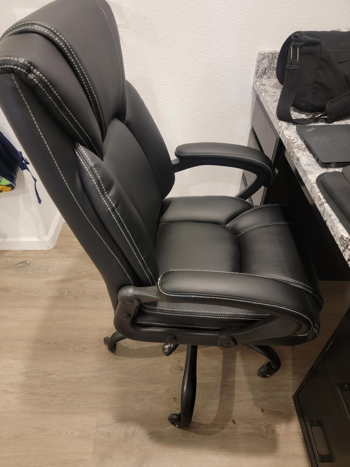 OUTFINE Office Chair Executive Office Chair Desk Chair Computer Chair with 5-Year hydrolysis-Resistant Leather Spring Cushion Ergonomic Support Tilting Function Upholstered in Bonded Leather Black customer photo 1