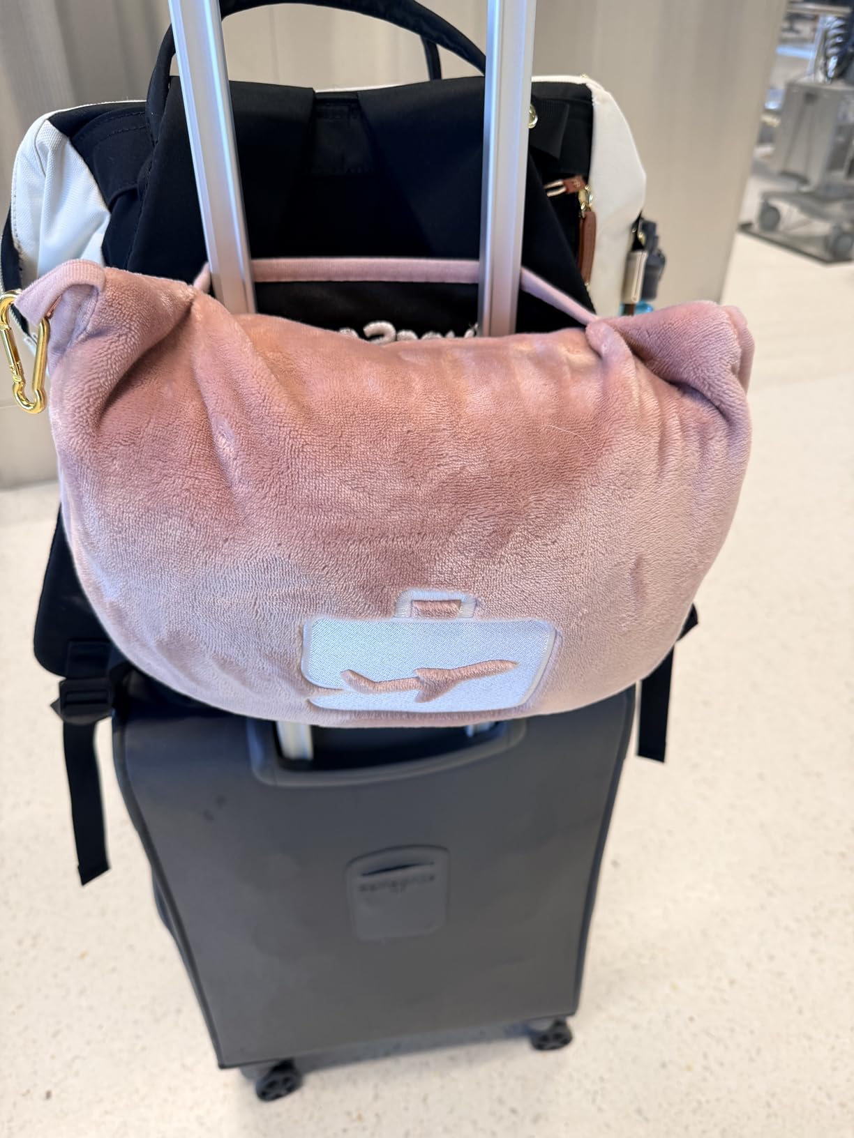 EverSnug Travel Blanket and Pillow - Premium Soft 2 in 1 Airplane Blanket with Soft Bag Pillowcase, Hand Luggage Sleeve and Backpack Clip (Grey) customer photo 1
