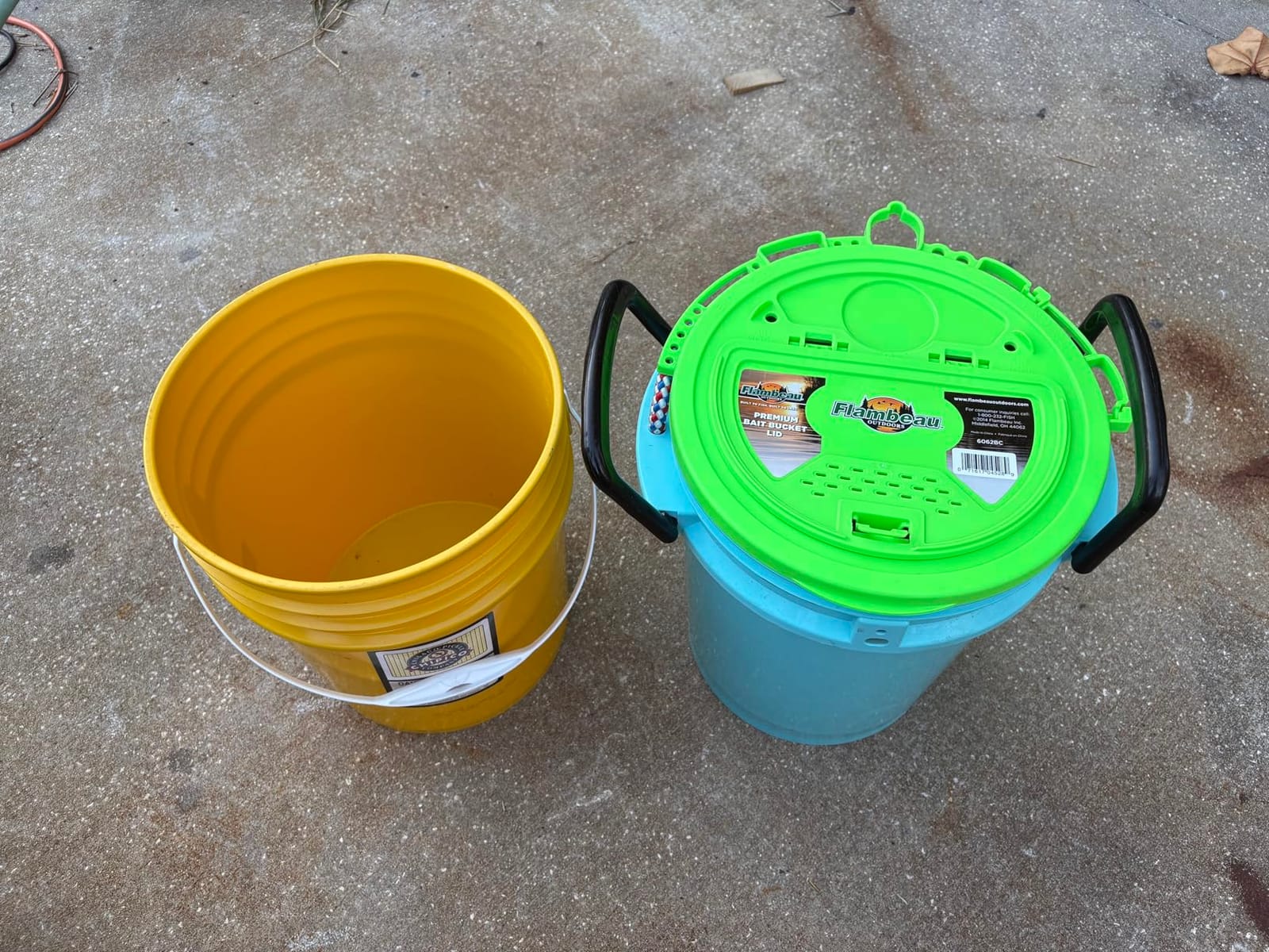 Lee Fisher Sports 5 Gallon iSmart Bucket (Rope Handle) with Essential Top (White), intergrated with Magnet pad, Rod, net, Tool, line, Accessories Holder and Vented Opening, Holes for Live Bait. customer photo 1