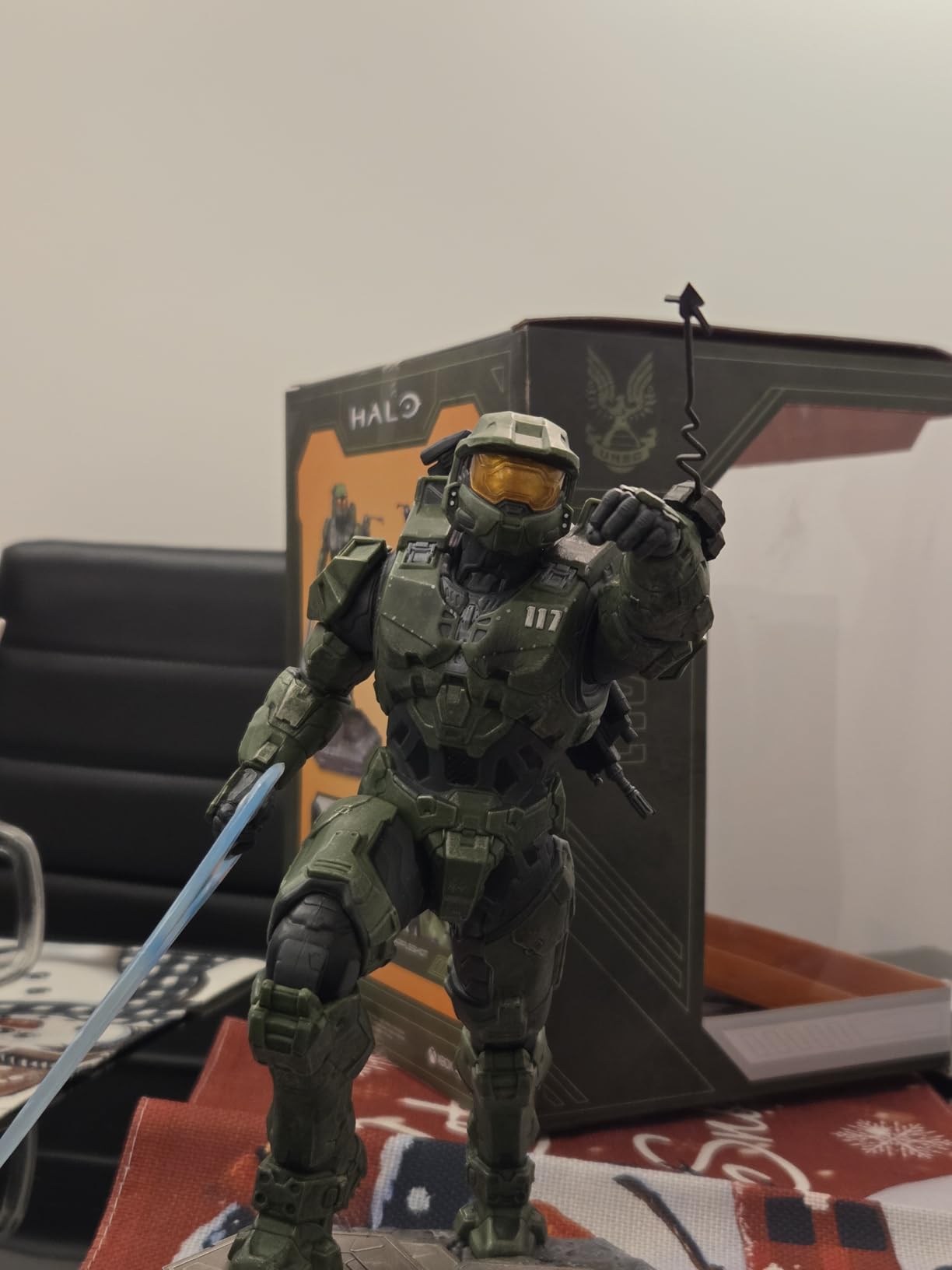 Dark Horse Comics Halo Infinite: Master Chief Grappleshot PVC Statue, 10 inches, Green customer photo 1
