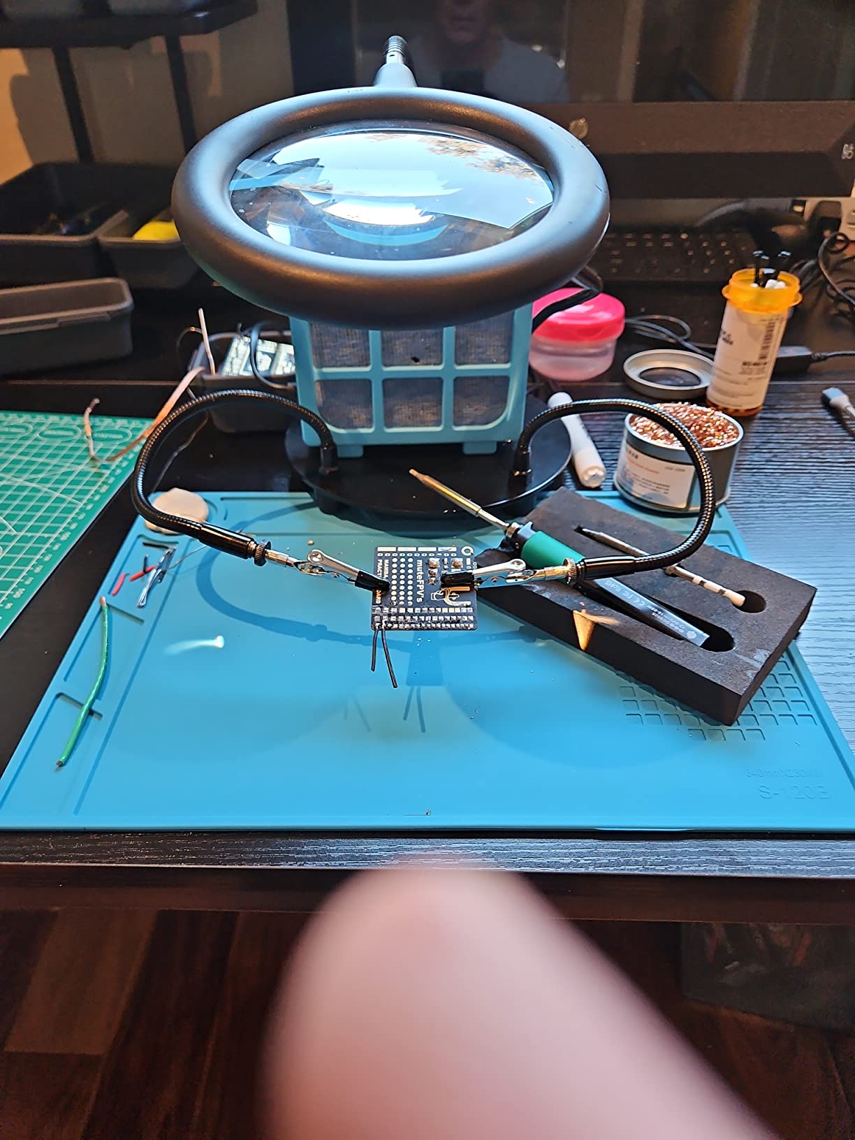 XYK Helping Hands Soldering Station with 3X Magnifying Glass with light, 4 Flexible Helping Hand Arms Magnifier and Third Hand Soldering Tool for Electronic Repair Soldering Jewelry Crafts customer photo 2