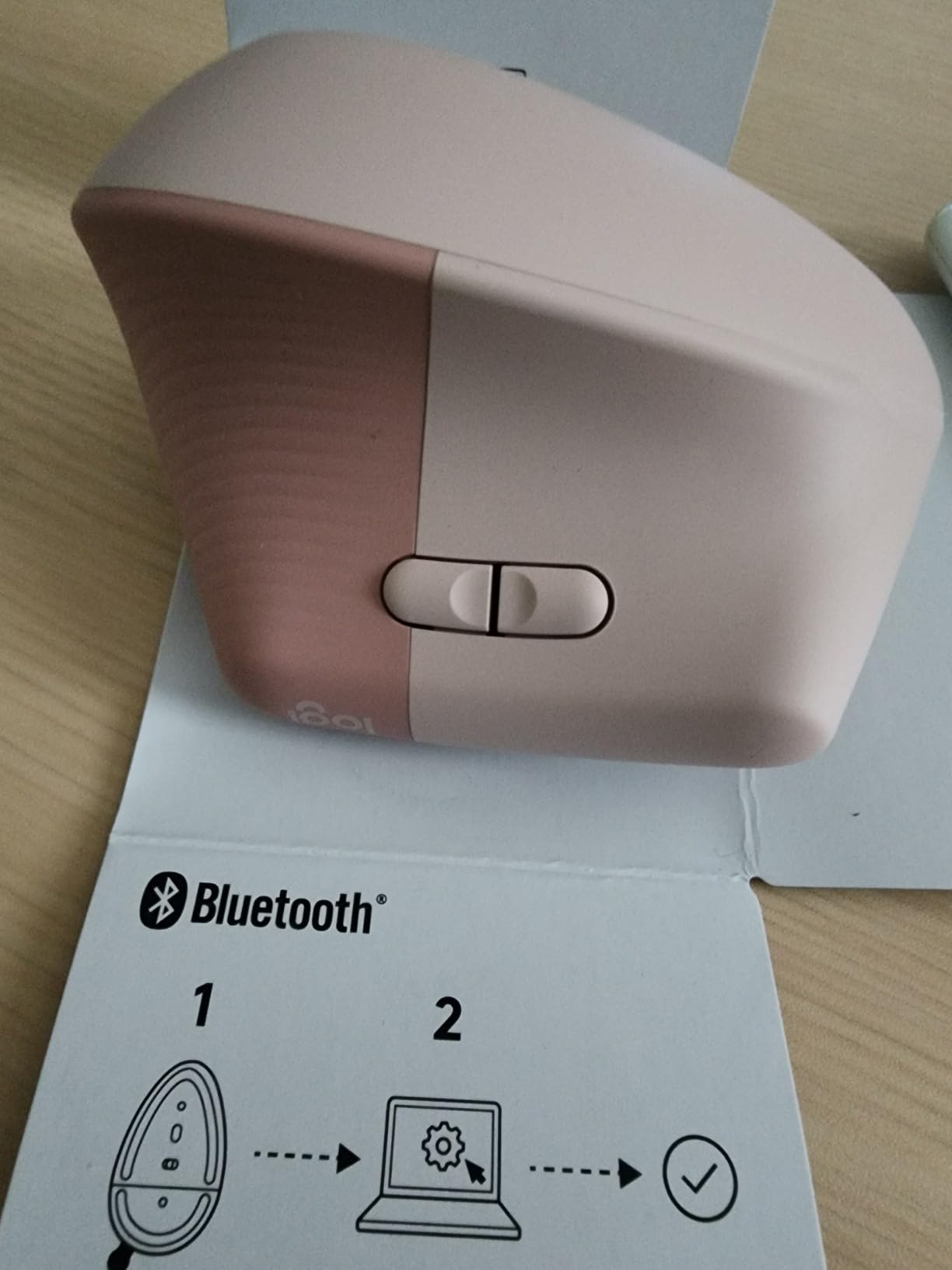 Logitech Lift Vertical Ergonomic Wireless Mouse - Graphite customer photo 2