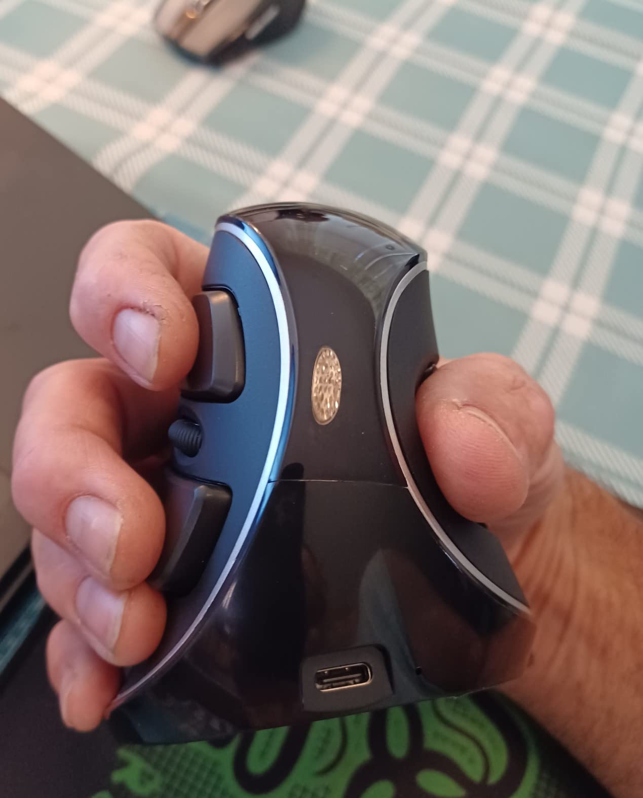 DELUX Wireless Ergonomic Vertical Mouse,Ergo Mouse for Large Hands (M618PD) customer photo 2