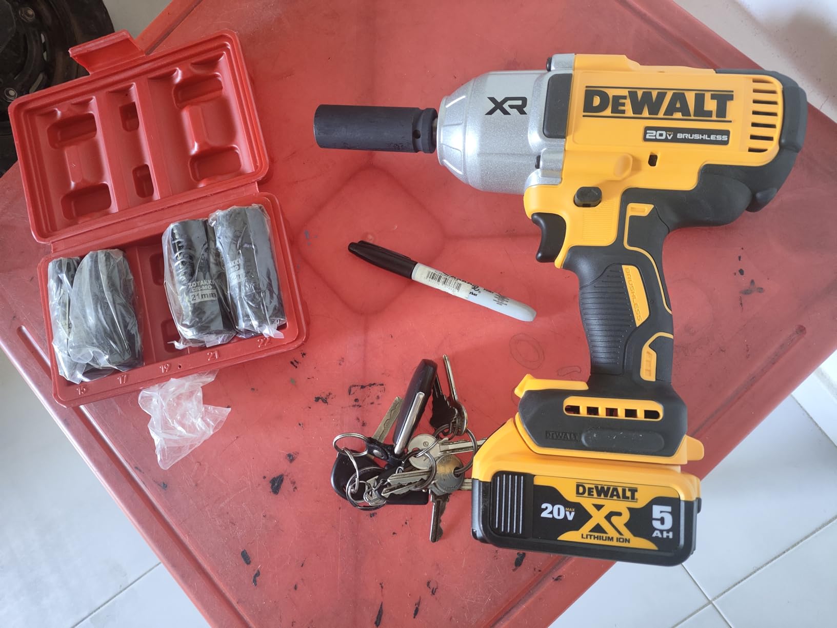 DEWALT 20V MAX Cordless Impact Wrench, 1/2 Impact Gun, 4-Speed High Torque with Hog Ring Anvil and LED Light, Brushless Motor, Precision Wrench, Tool Only (DCF900B) customer photo 2
