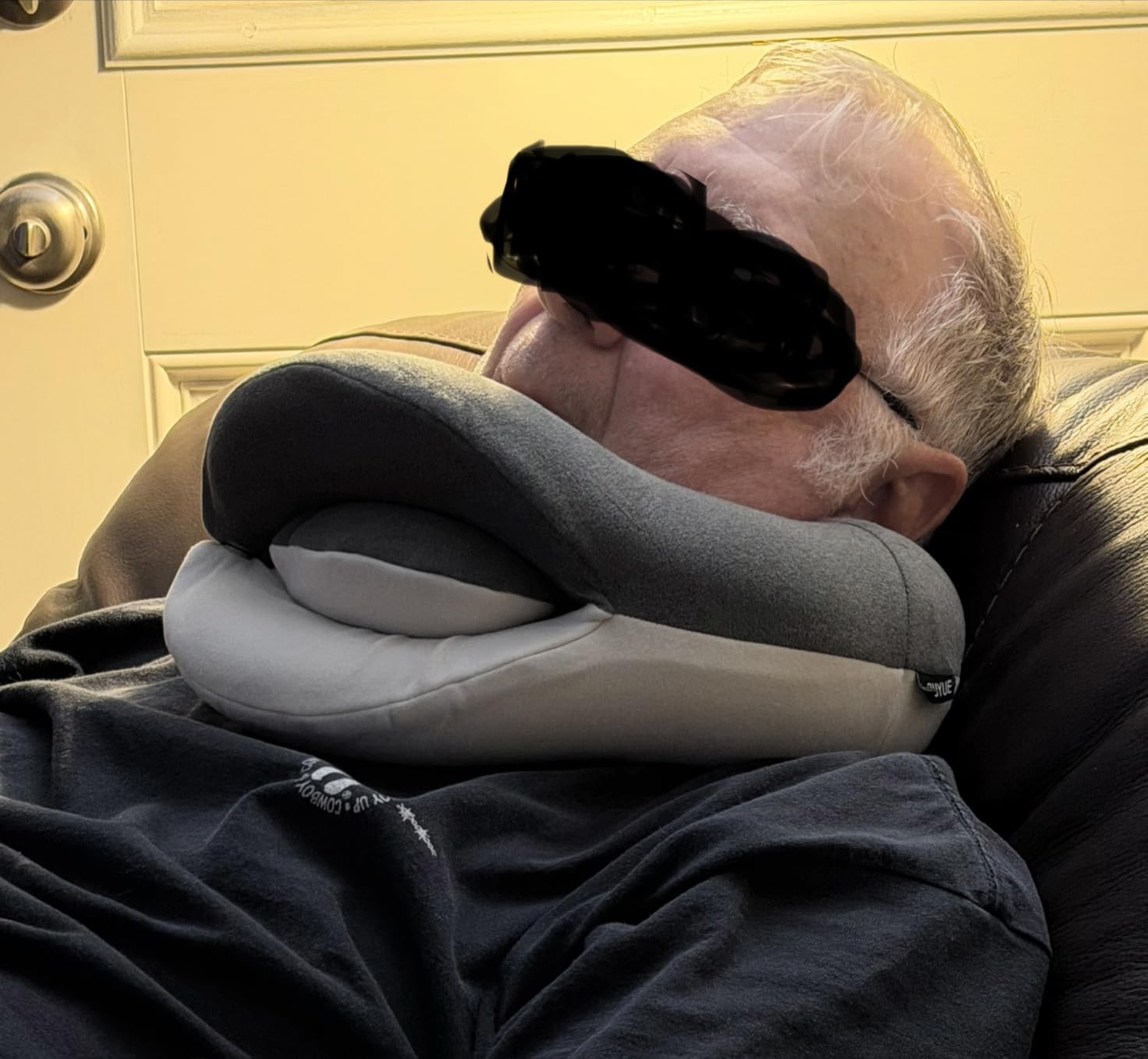 BUYUE Travel Neck Pillows for Airplanes, Memory Foam 360° Head Support Sleep for Long Flight, Skin-Friendly & Breathable, Kit with Eye Mask, Earplugs and Storage Bag (Adult, Black, 90+ lbs) customer photo 2