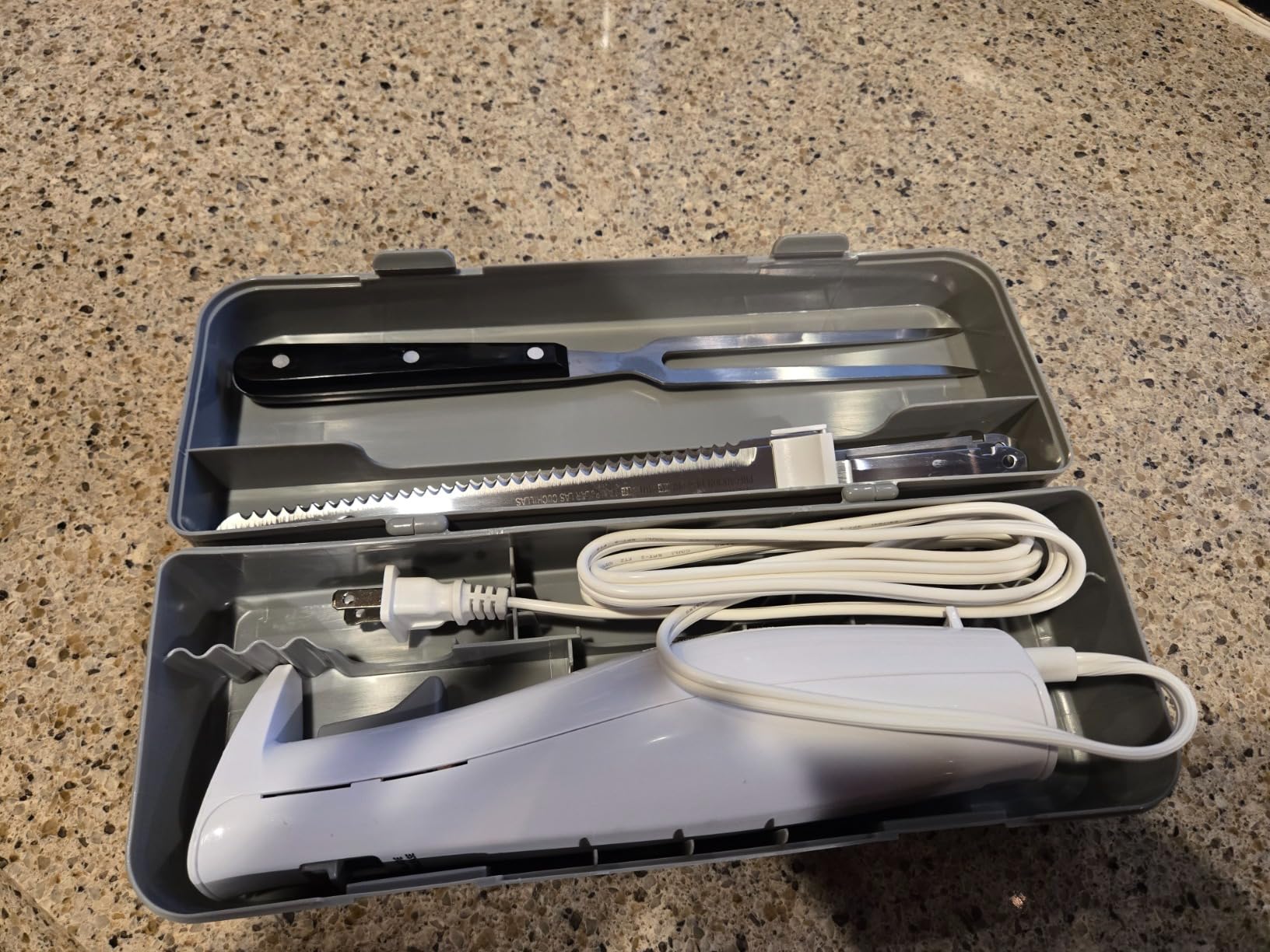 Hamilton Beach Electric Knife Set for Carving Meats, Poultry, Bread, Crafting Foam & More, Reciprocating Serrated Stainless Steel Blades, Ergonomic Design Storage Case + Fork Included, 5 Foot Cord customer photo 2