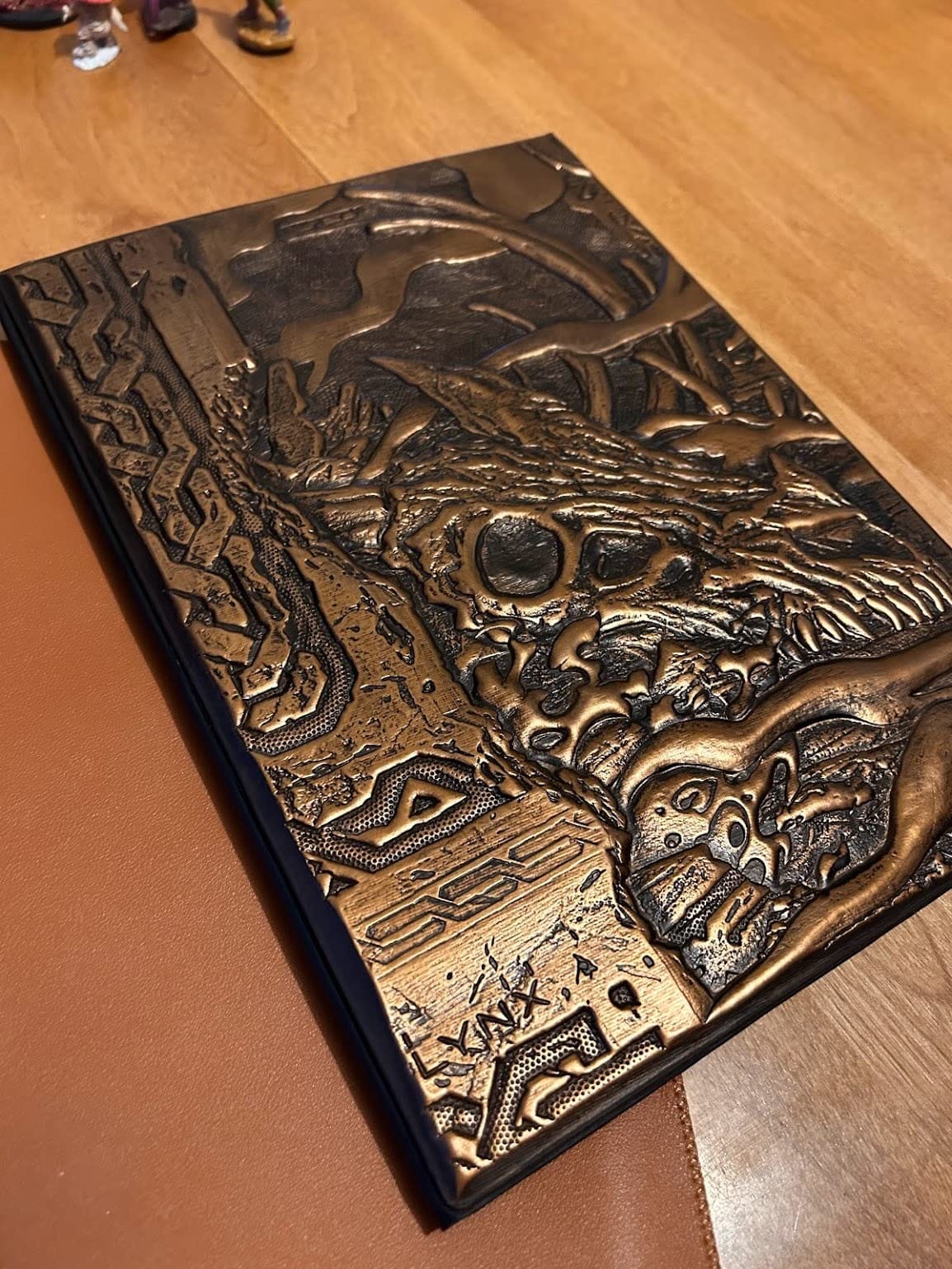 DND DM Screen 5e - D&D Dungeon Master Screen 3D Faux Leather with Customizable Inserts - Dungeons & Dragons GM / Game Master Accessories Gift for Man or Woman. Hide Dice Rolls, Maps & Books (Bronze). customer photo 1