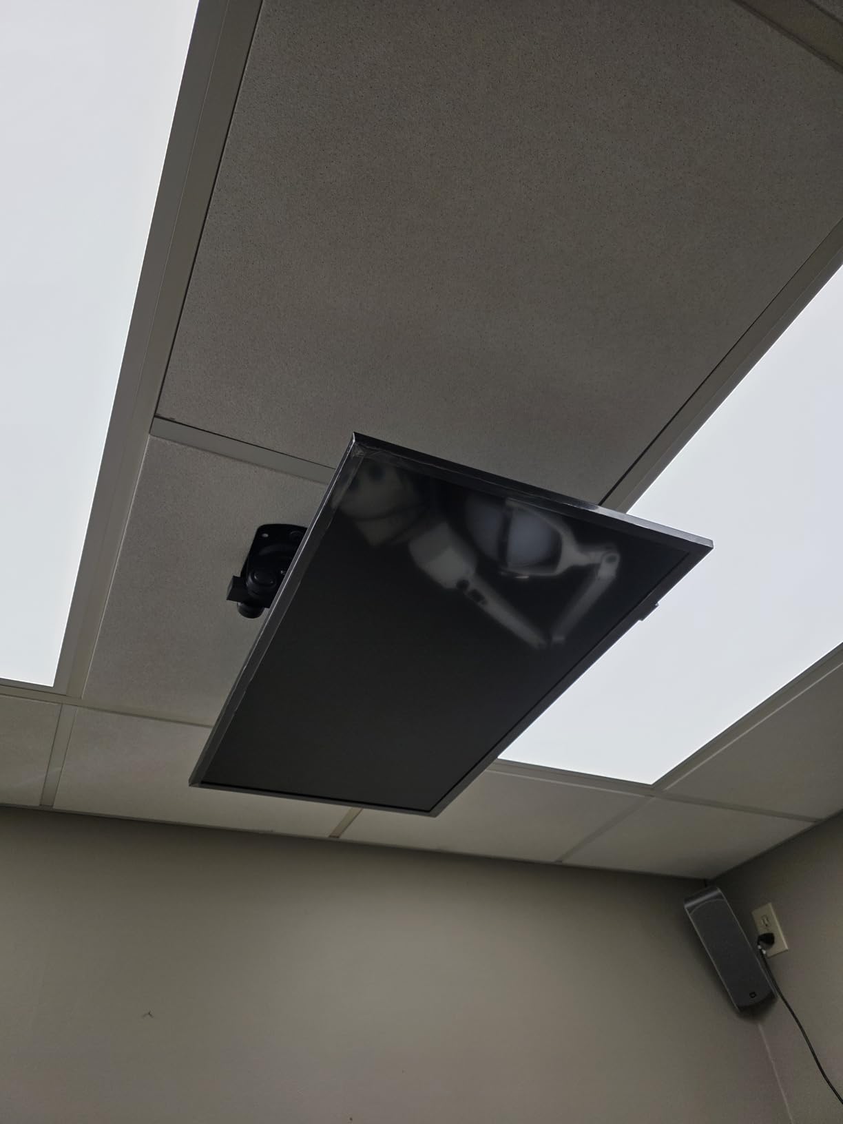 Flip Down TV Mount for Most 23'' to 55'' TVs, Manual Ceiling TV Mount customer photo 1