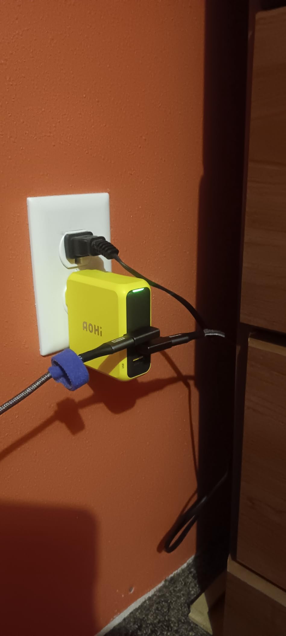 AOHI Magcube 140W USB C Charger PD3.1 3-Port GaN+ Laptop Wall Charger 100W Fast Charging Power Adapter Foldable Plug for MacBook Pro 16'', Dell XPS, iPad Pro, Galaxy, iPhone 17 Pro, Chromebook, Yellow customer photo 2