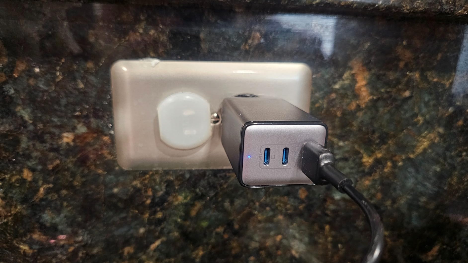 128W USB C Wall Charger,GaN III 3-Port Fast Charging Station,PD QC Foldable Charger Block Portable 65W Laptop Adapter for MacBook Pro/Air,iPad Pro,Galaxy S23,Dell XPS 13,iPhone 17/16/Pro etc customer photo 2