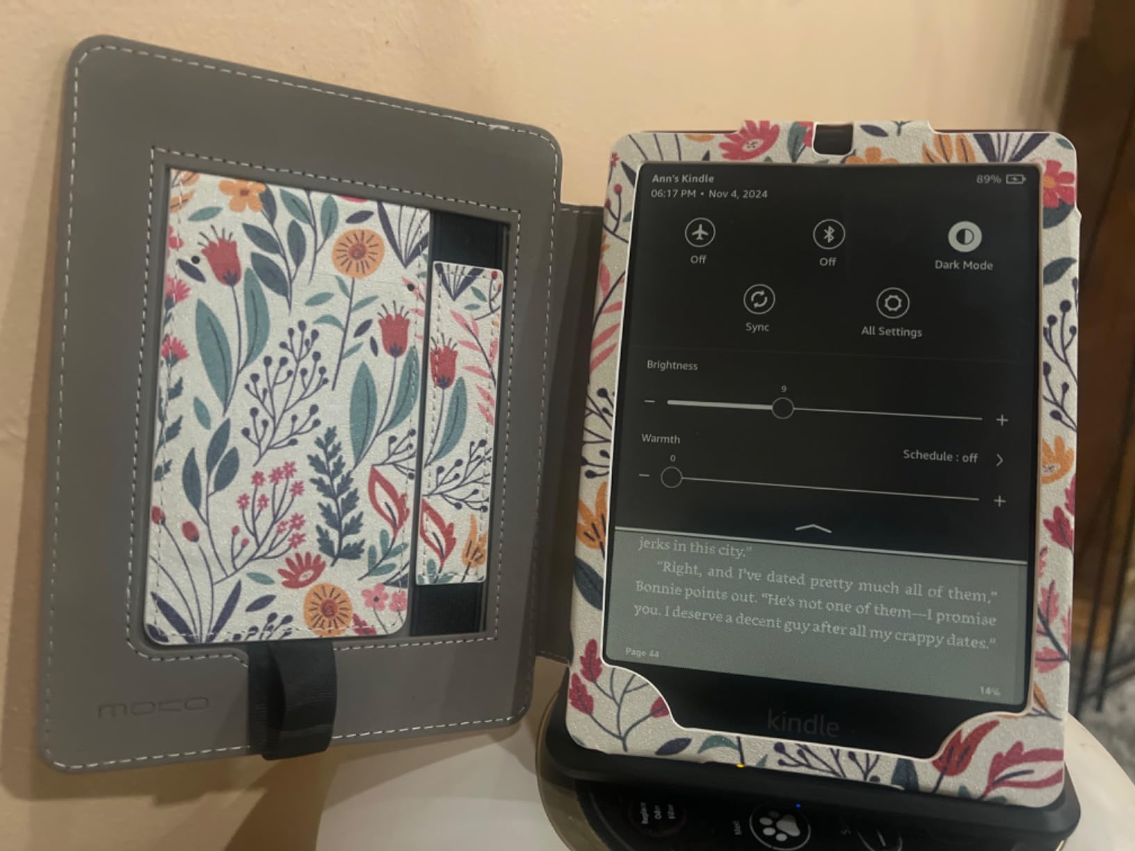 Amazon Kindle Paperwhite Signature Edition 32GB (newest model) – 20% faster with auto-adjusting front light, wireless charging, and weeks of battery life – Metallic Black customer photo 1