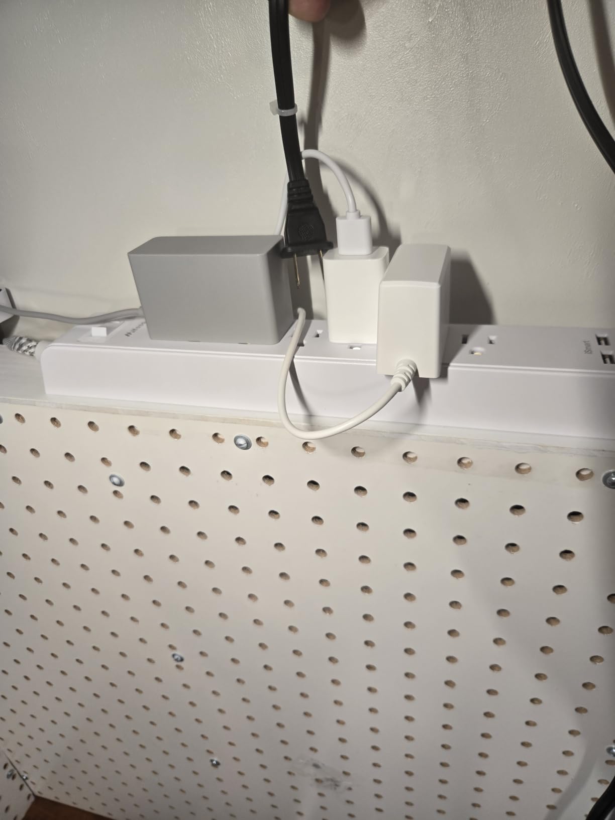 Mifaso Surge Protector Power Strip 10FT, Flat Plug, 6 AC & 4 USB (2 USB-C) customer photo 1