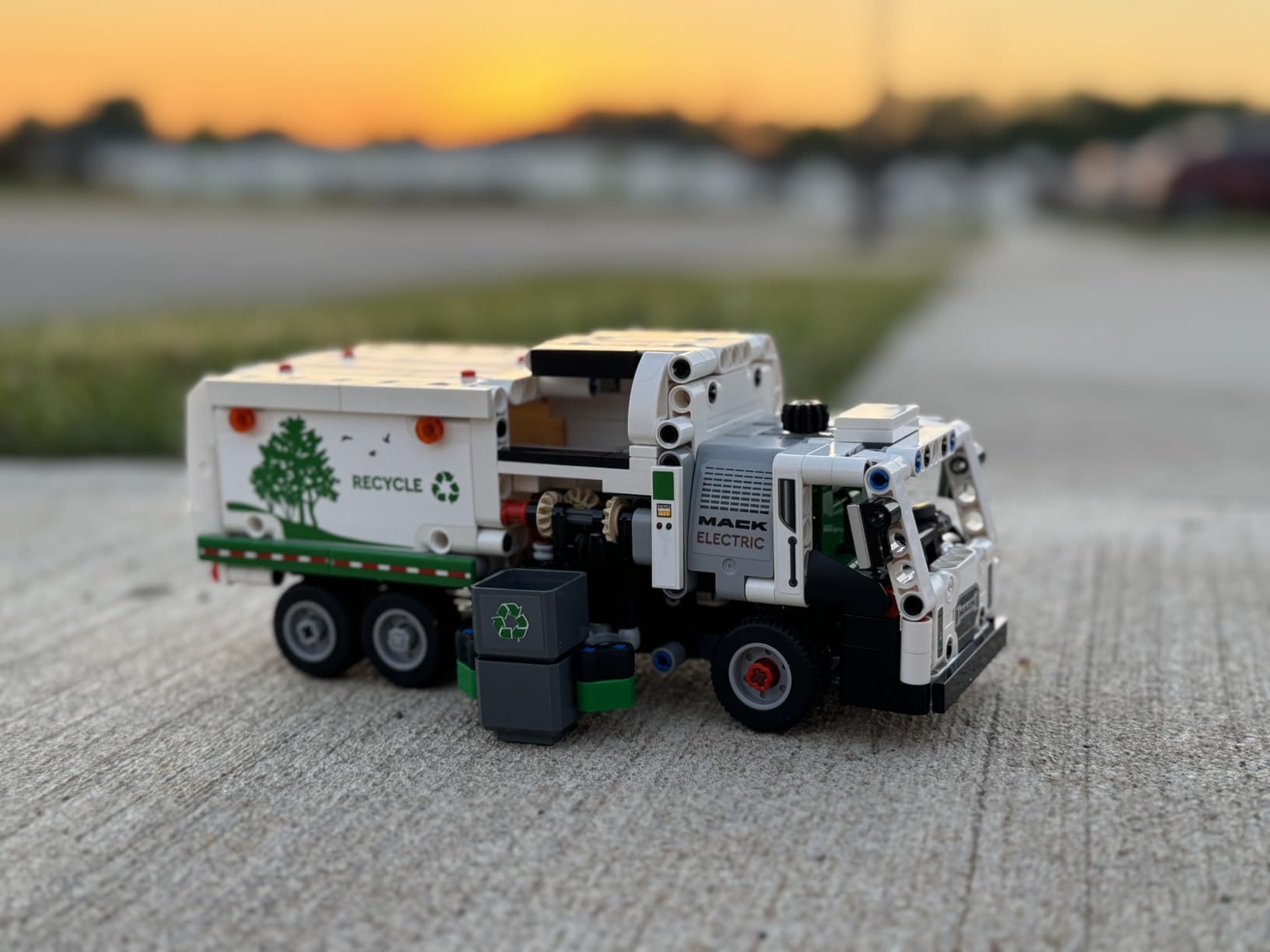 LEGO Technic Mack LR Electric Garbage Truck 42167 customer photo 2