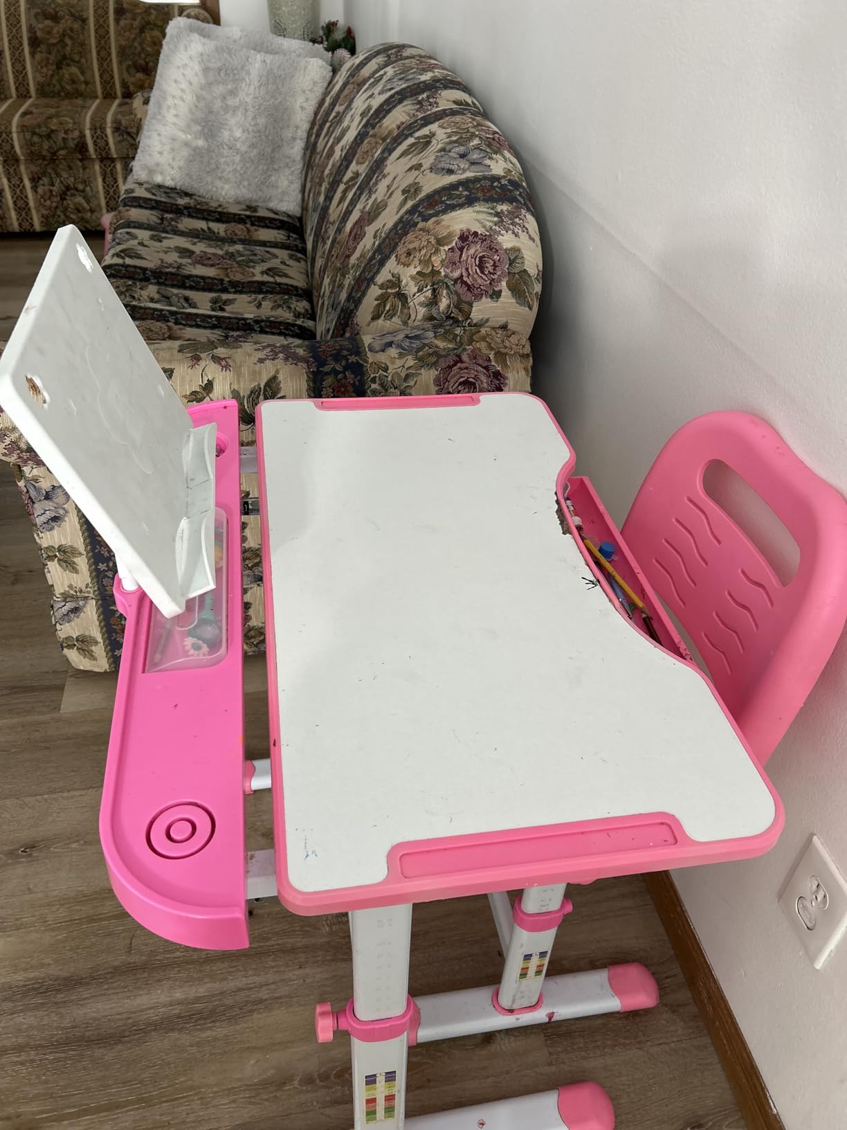 Diroan Kids Desk and Chair Set with LED Light, Height-Adjustable for Age 7+ customer photo 1