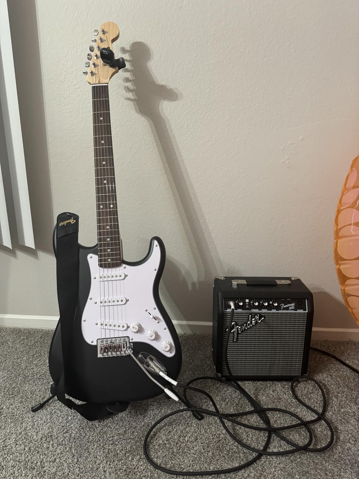 Fender Squier Debut Series Stratocaster Electric Guitar Kit, Beginner Guitar Kit, with 2-Year Warranty, with Padded Gig Bag, Frontman 10G Amp, Strap, and More, Includes Free Lessons, Black customer photo 1