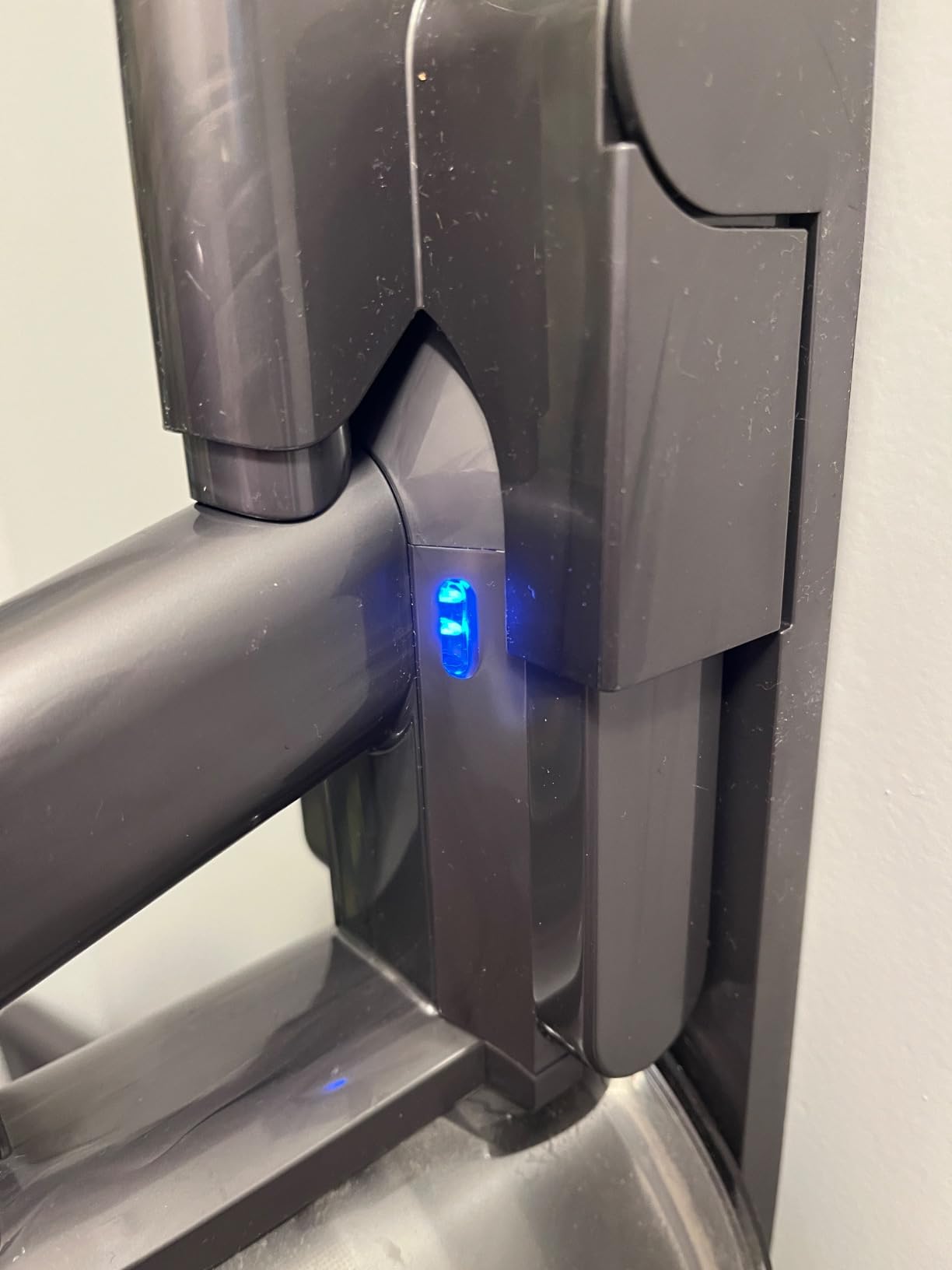 Dyson V8 Plus Cordless Vacuum, Cleans Hard Floors and Carpets, Detangles, Converts to Handheld, 115AW, 2 Power Modes, Up to 40 Minutes¹ customer photo 1