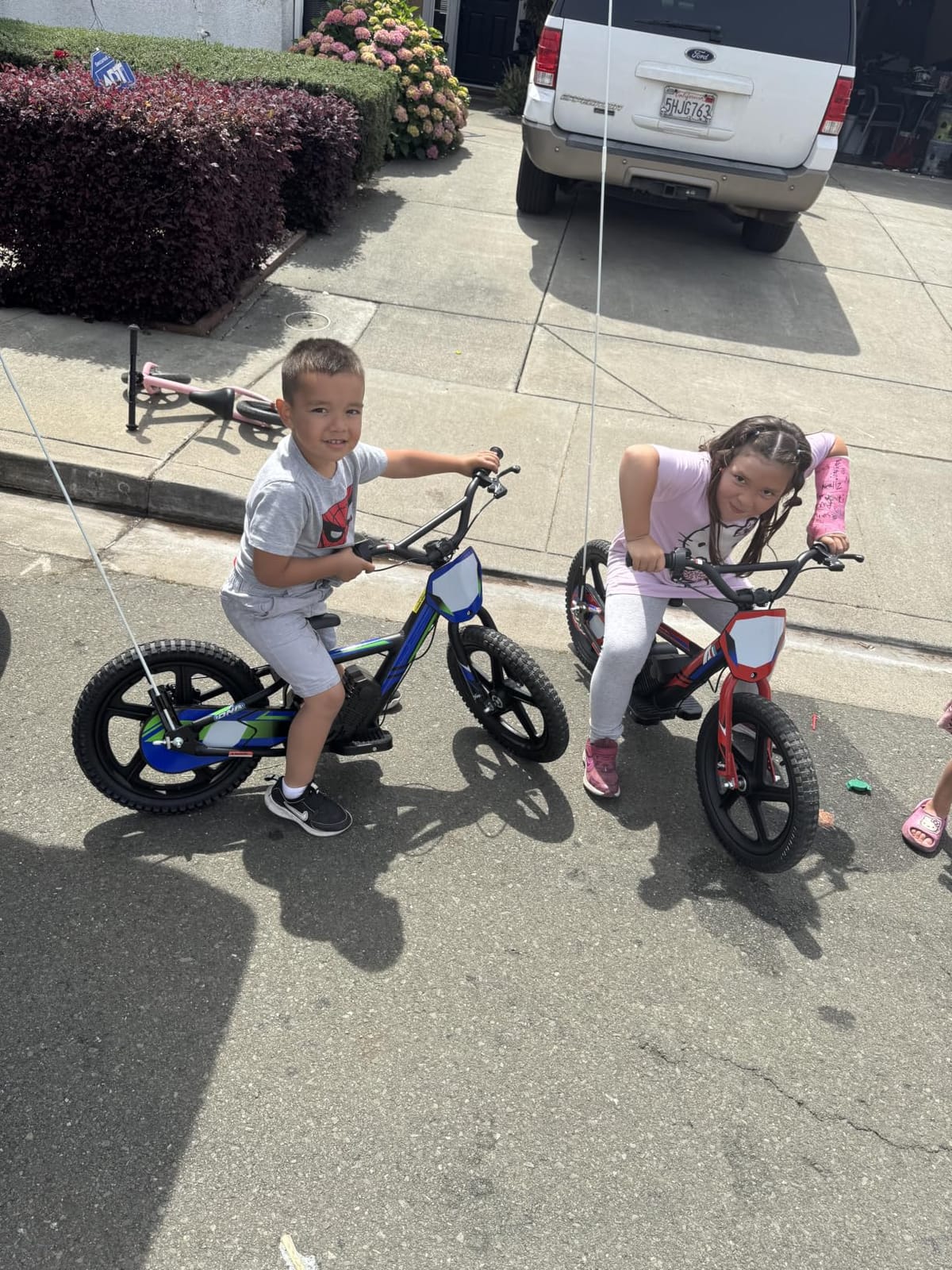 Lightweight Electric Dirt Bike for Kids, 170/340W Electric Motorcycle Up to 10/12MPH, 24V Detachable Battery, Hand-Operated Dual Brakes Electric Balance Bike for Ages 3-6/5-12 customer photo 1