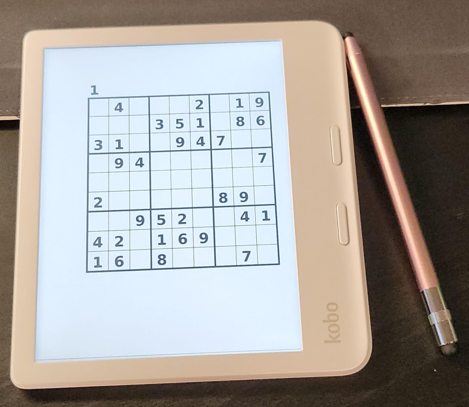 Kobo Libra Colour | eReader | 7” Glare-Free Colour E Ink Kaleido™ 3 Display | Dark Mode Option | Audiobooks | Waterproof | White customer photo 1