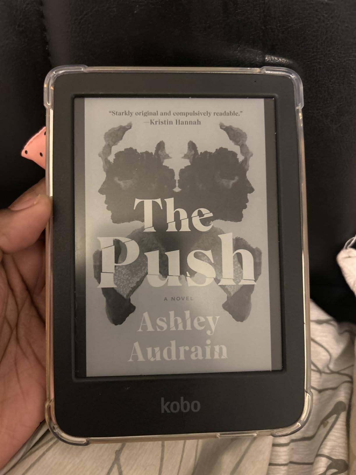 Kobo Clara BW eReader, 6” Touchscreen, Waterproof, 16GB, Black customer photo 2