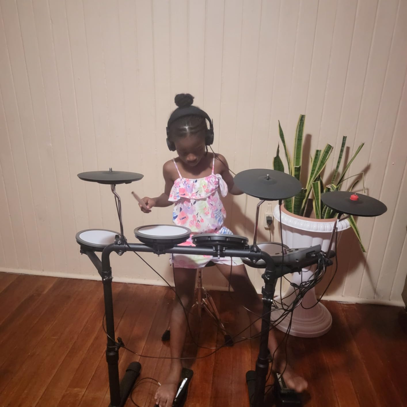 HAMPBACK MK-0 Electric Drum Set with 7'' Quiet Mesh Drum Pads, 8'' Full Rubber Cymbals, 12 Kits and 68 Authentic Sounds, USB MIDI, Throne, Sticks, Headphone, 2 Switch Pedals for Beginners & Kids customer photo 1