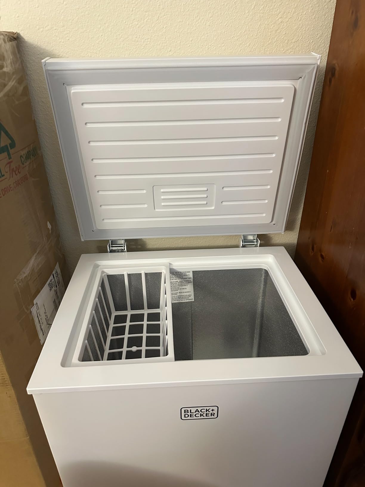 BLACK+DECKER 8.9 Cu. Ft. Chest Freezer, R600a Refrigerant, BCF890E, White customer photo 1