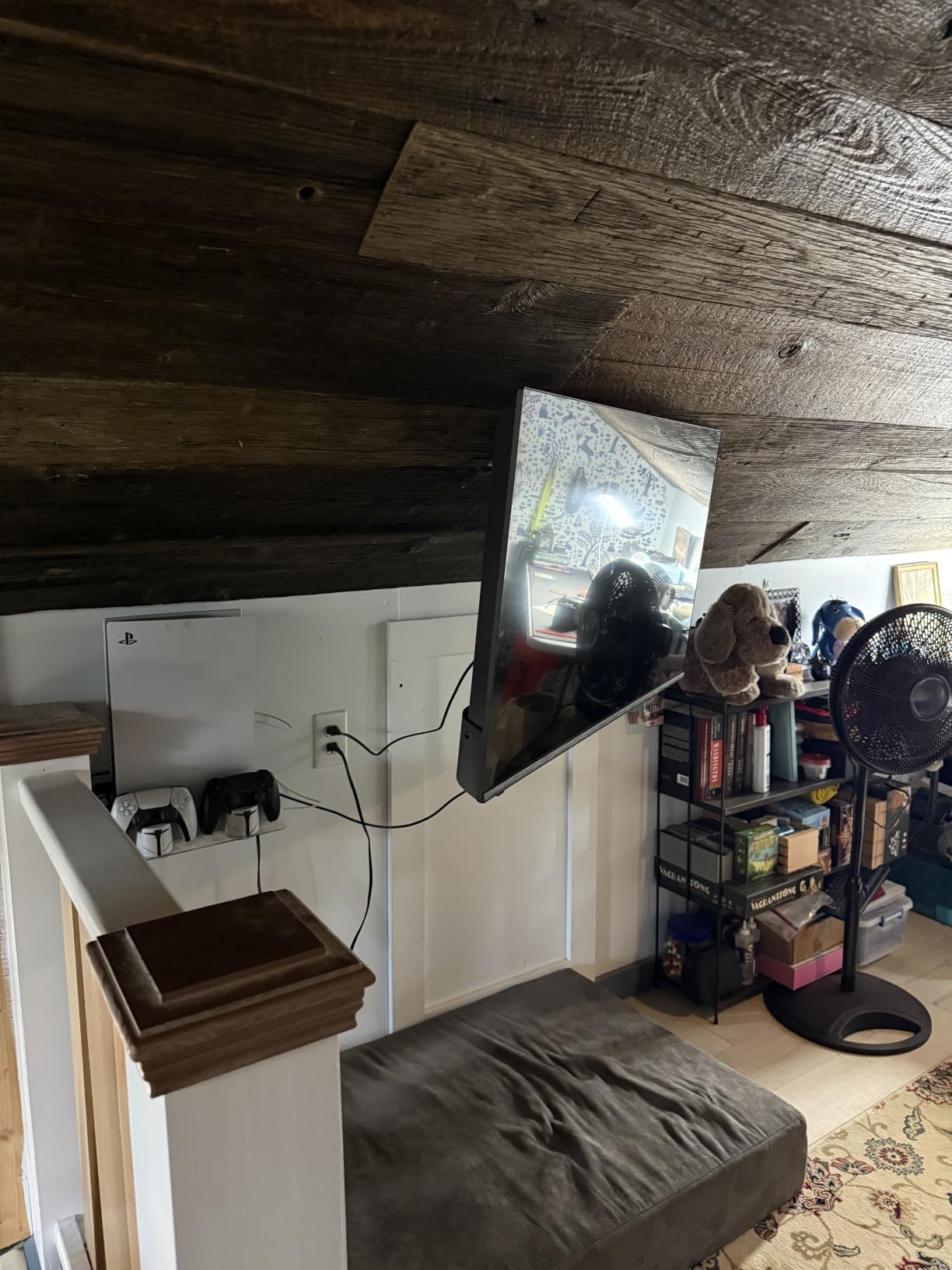 ELIVED Flip Down Ceiling TV Mount for Most 14-40 Inch TVs, 360° Swivel customer photo 1