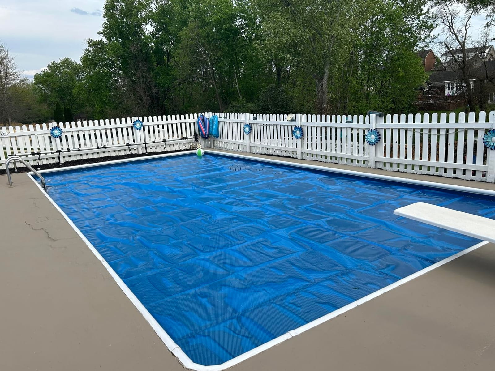 VEVOR Solar Pool Cover, 24 x 12 ft Rectangle Solar Cover 12 mil for Pools, Inground Above Ground Swimming Pool Solar Blanket with Bubble, Heat Retaining Solar Covers Blue customer photo 1