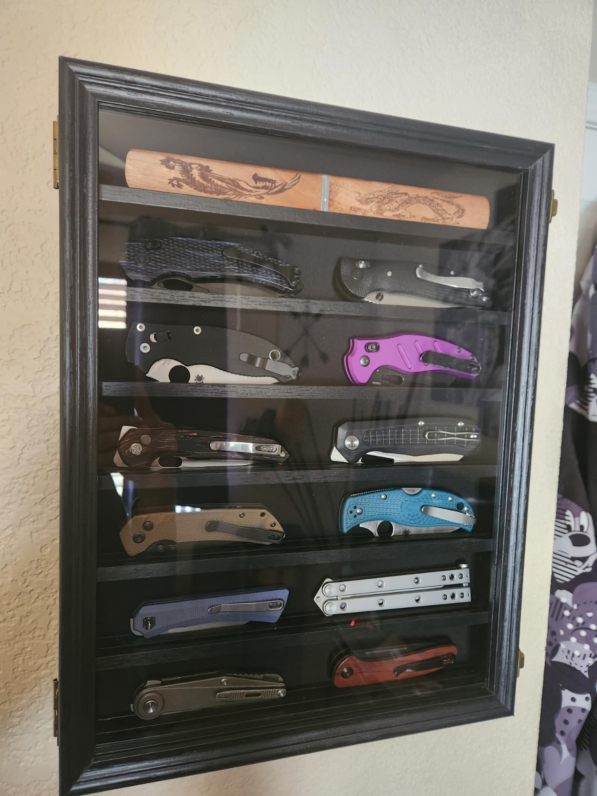 ASmileIndeep Pocket Knife Display Case 7 Rows Lockable Wooden Knife Shadow Box with HD Tempered Glass, Military Folding Knife Cabinet Stand for Wall with Removable Shelves, Walnut customer photo 1